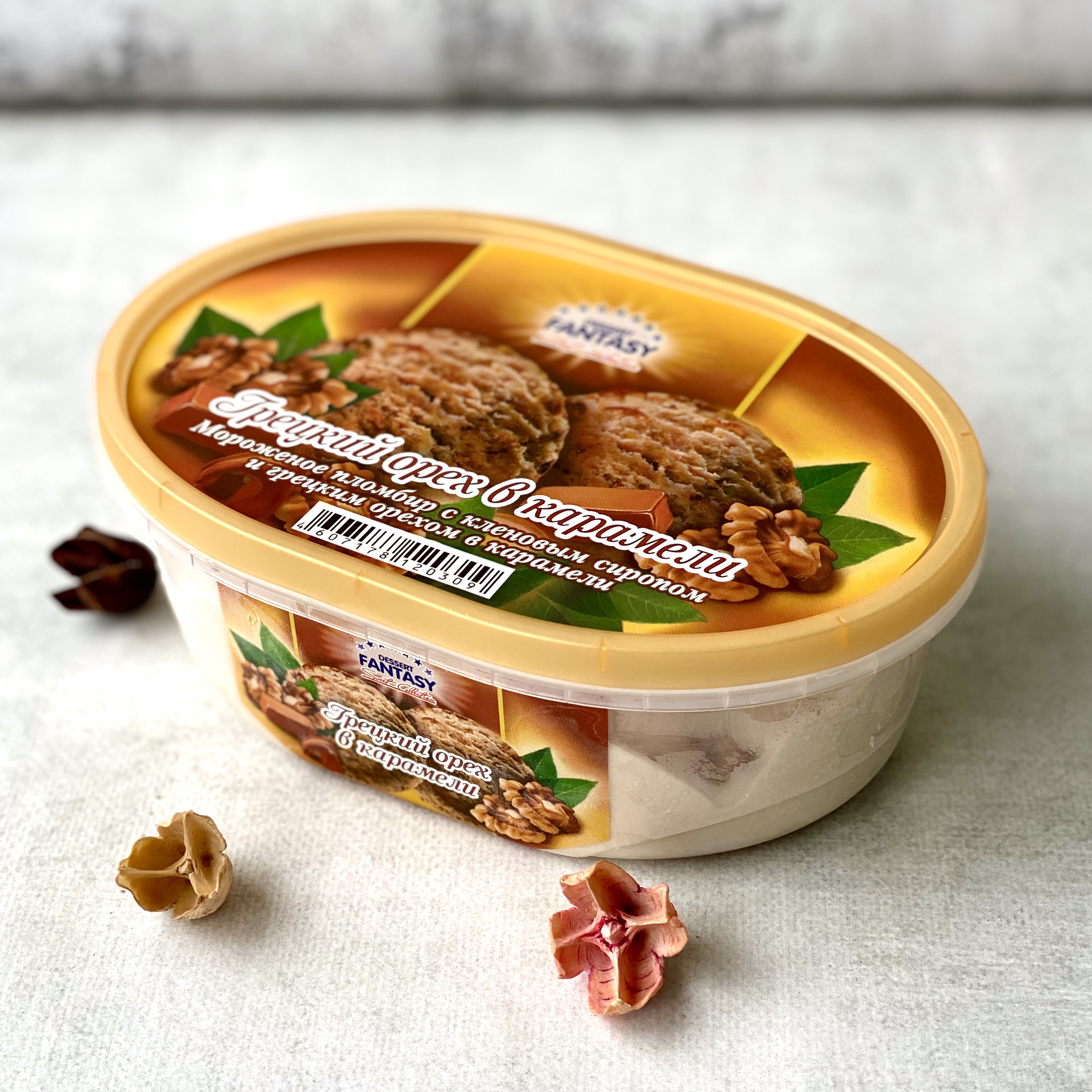 Мороженое пломбир с кленовым сиропом и грецким орехом в карамели изображение 2