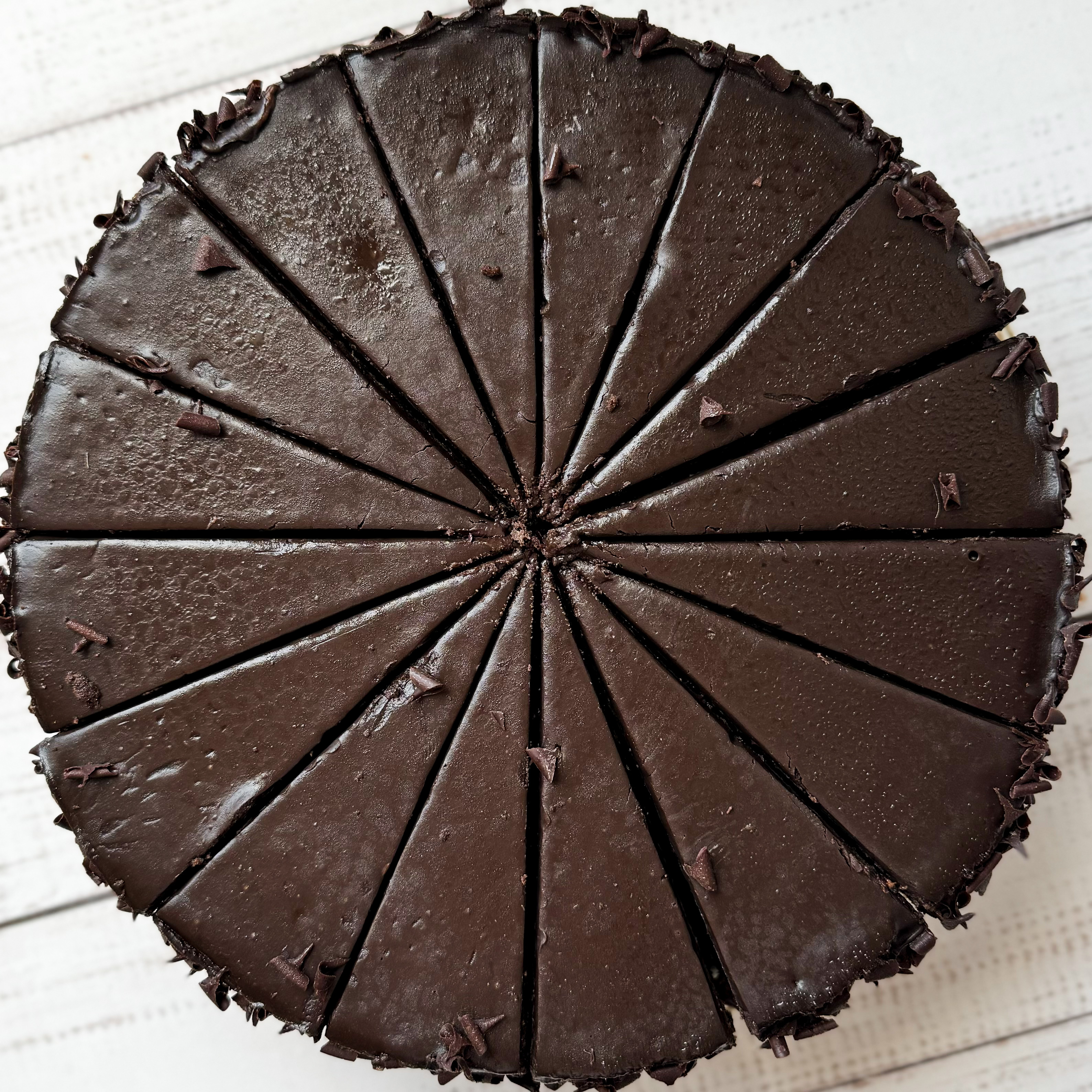 Насыщенный шоколадом слой брауни с воздушным муссом из молочного шоколада, шоколадным бисквитом, покрыт темным шоколадом.  изображение 6