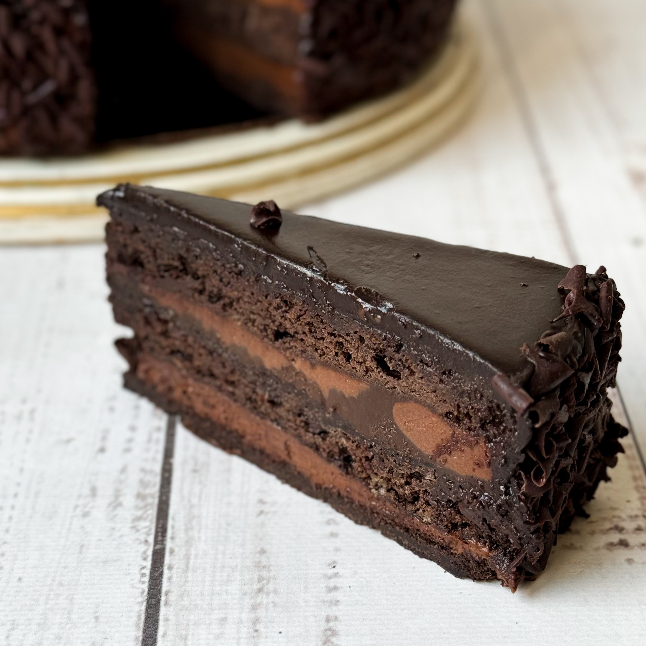 Насыщенный шоколадом слой брауни с воздушным муссом из молочного шоколада, шоколадным бисквитом, покрыт темным шоколадом.  изображение 8