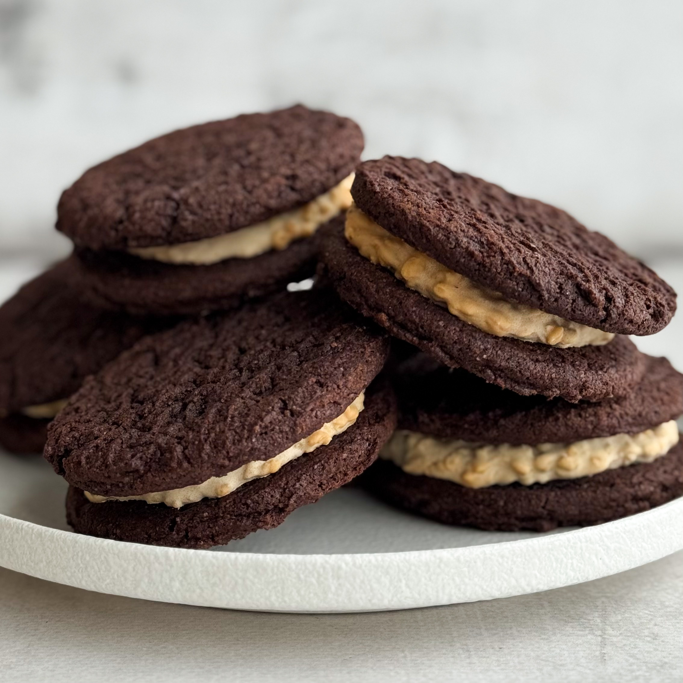 Вупи пай «Брауни с арахисовой пастой» - это два мягких шоколадных печенья брауни с насыщенным какао и нежной кремовой начинкой из арахисовой пасты. Идеальный баланс сладости и легкой ореховой нотки. изображение 2
