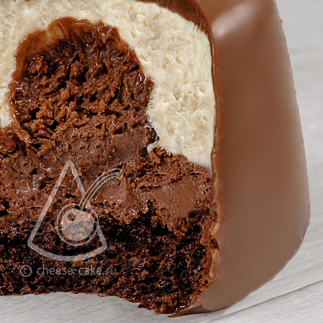 Два слоя из белого и темного шоколада с хрустящей сердцевиной из фундучного пралине, покрыто молочным шоколадом. изображение 2