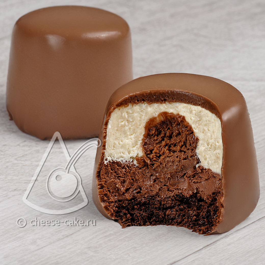 Два слоя из белого и темного шоколада с хрустящей сердцевиной из фундучного пралине, покрыто молочным шоколадом. изображение 3