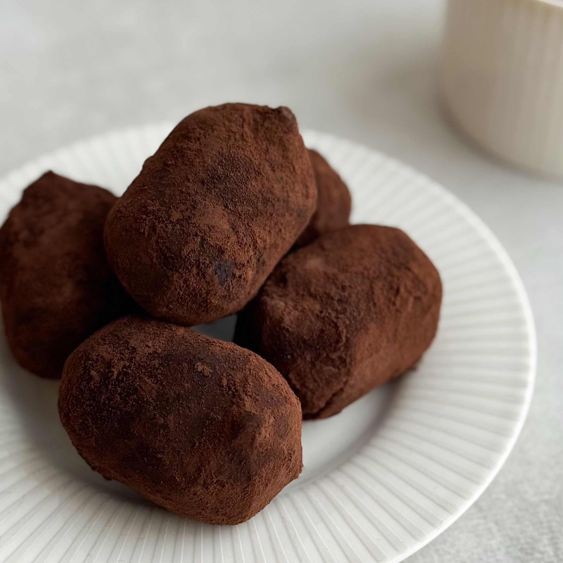 Классическое лакомство родом из детства! Оригинальный рецепт, нежная, слегка влажная текстура внутри, насыщенный шоколадный вкус и идеально ровный слой какао-порошка сверху. Пирожное порадует своим неповторимым вкусом как взрослых, так и детей. изображение 6