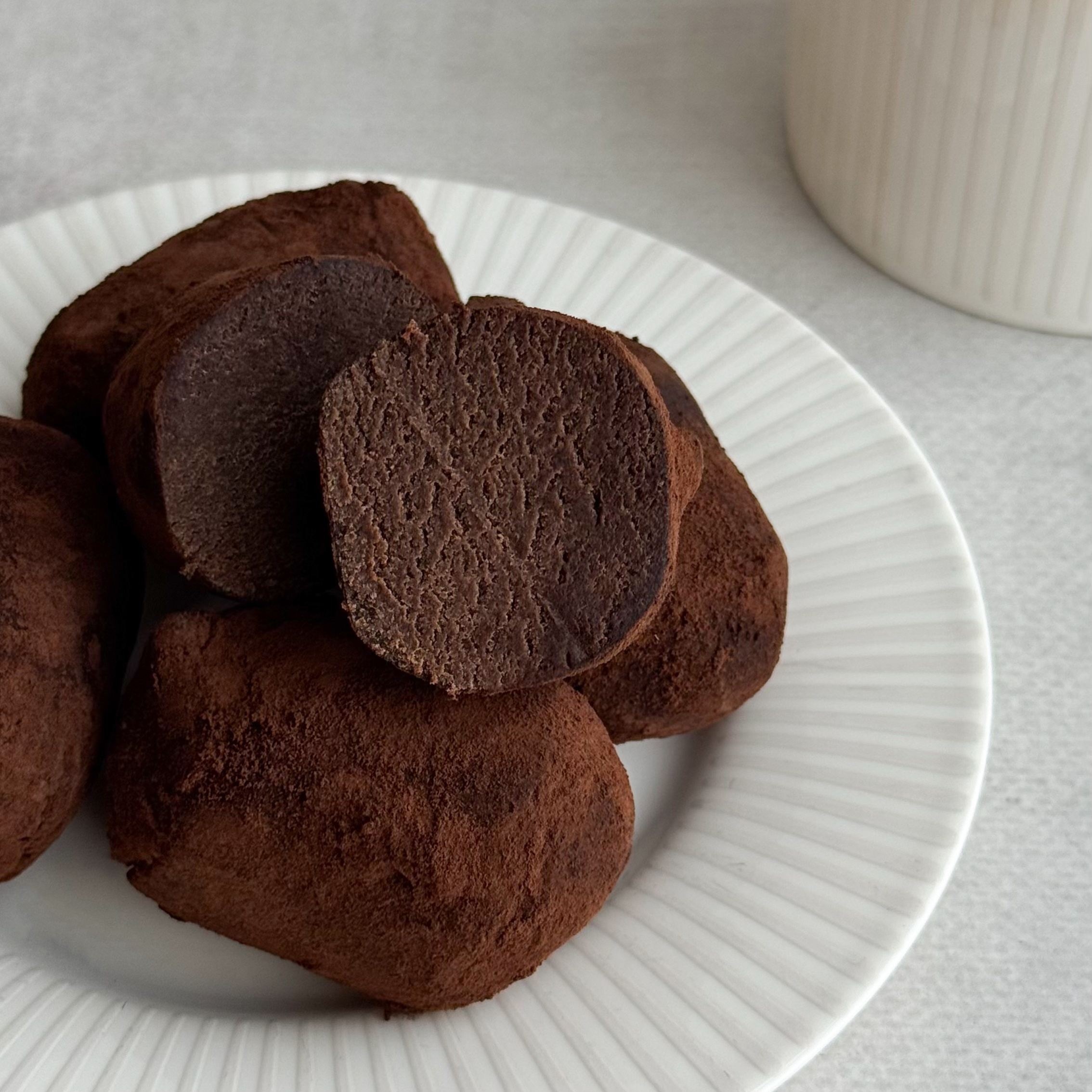 Классическое лакомство родом из детства! Оригинальный рецепт, нежная, слегка влажная текстура внутри, насыщенный шоколадный вкус и идеально ровный слой какао-порошка сверху. Пирожное порадует своим неповторимым вкусом как взрослых, так и детей. изображение 9