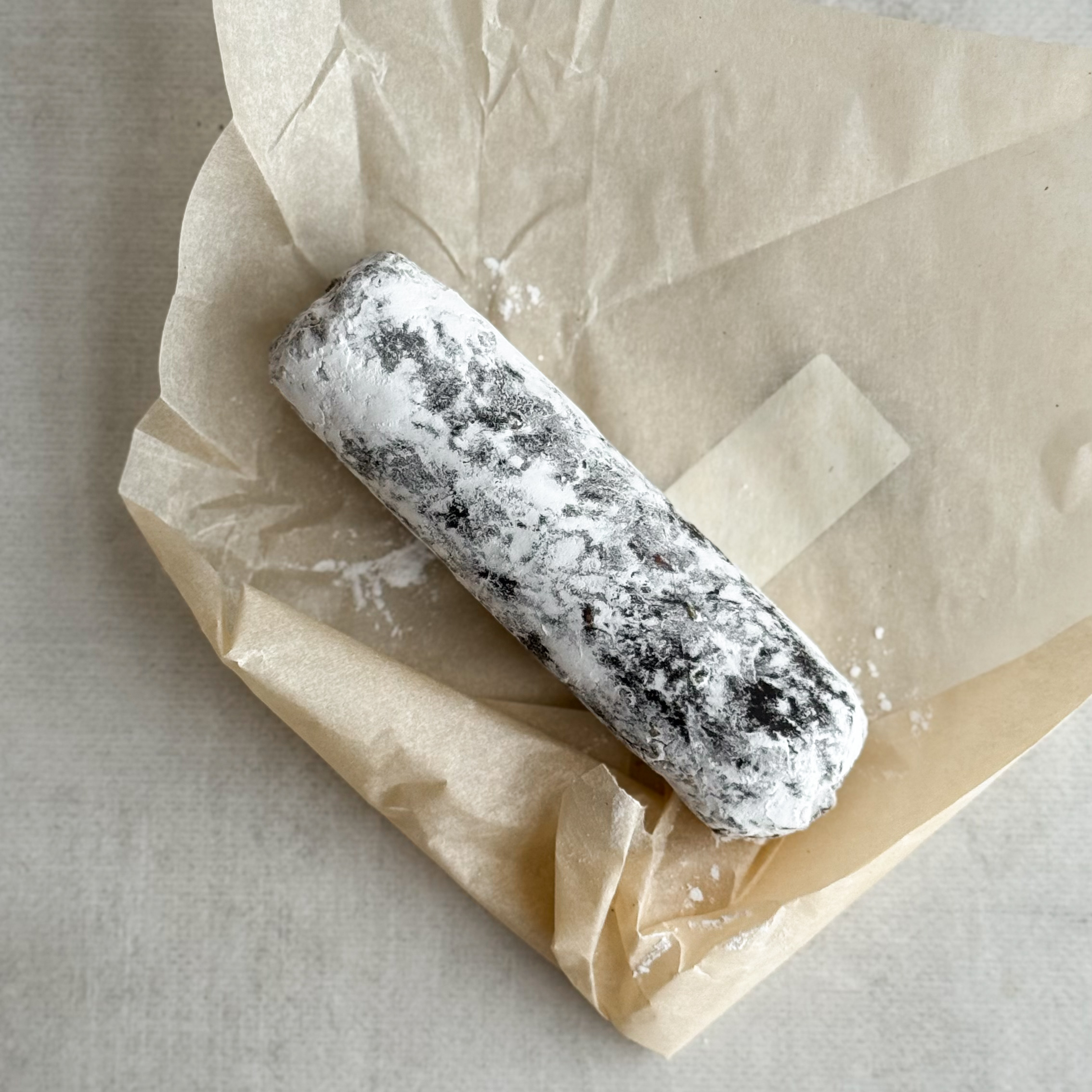 Пирожное Колбаса шоколадная. Кому-то этот десерт напомнит детство, а кто-то сделает настоящее открытие. Отличный вариант для домашнего чаепития. изображение 3