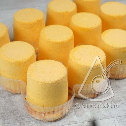 Нежнейшее суфле из манго с сердцевиной из кокосового суфле из свежих сливок с ароматной начинкой из мякоти маракуйи с кислинкой на корже из кокосовой стружки изображение 3