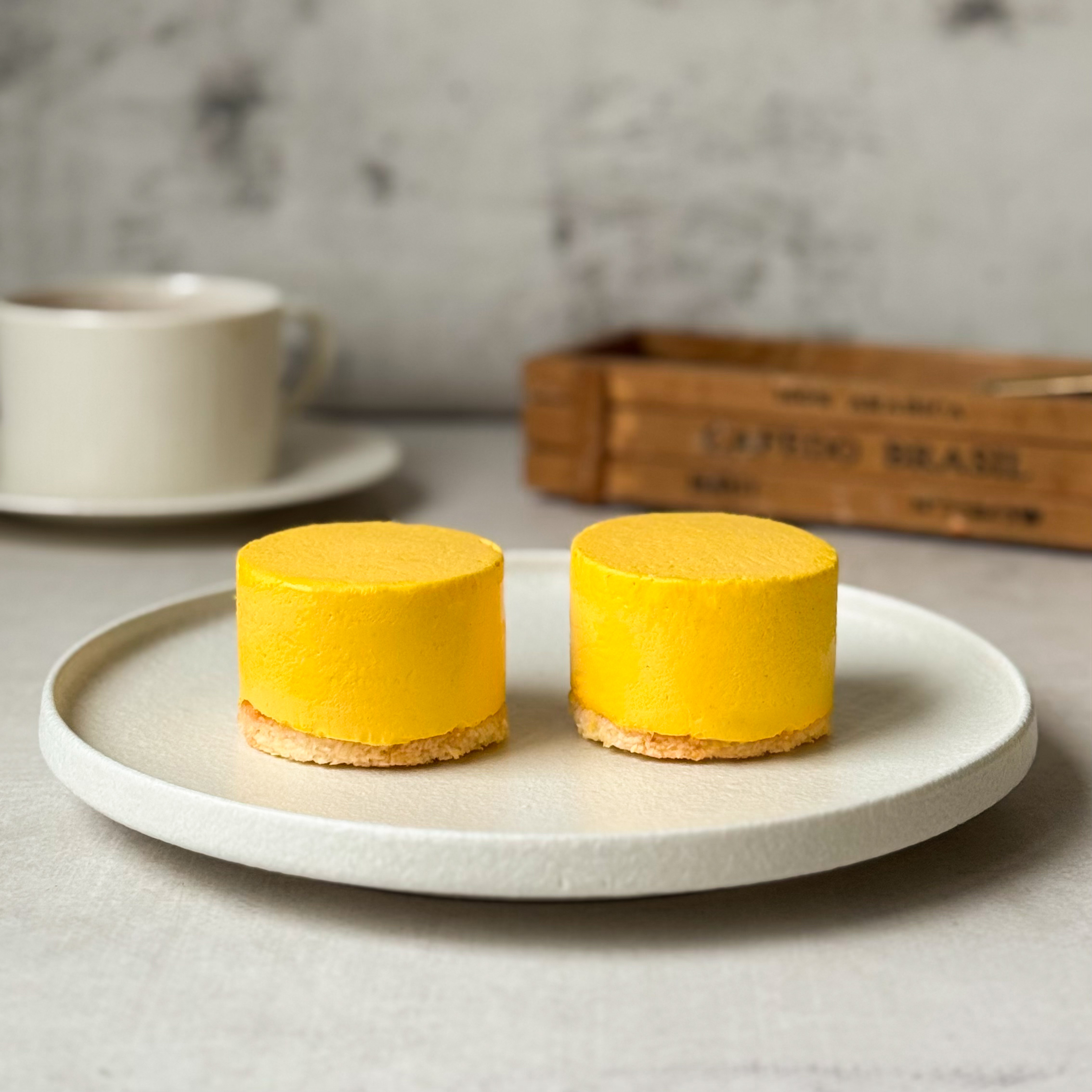 Нежнейшее суфле из манго с сердцевиной из кокосового суфле из свежих сливок с ароматной начинкой из мякоти маракуйи с кислинкой на корже из кокосовой стружки изображение 3