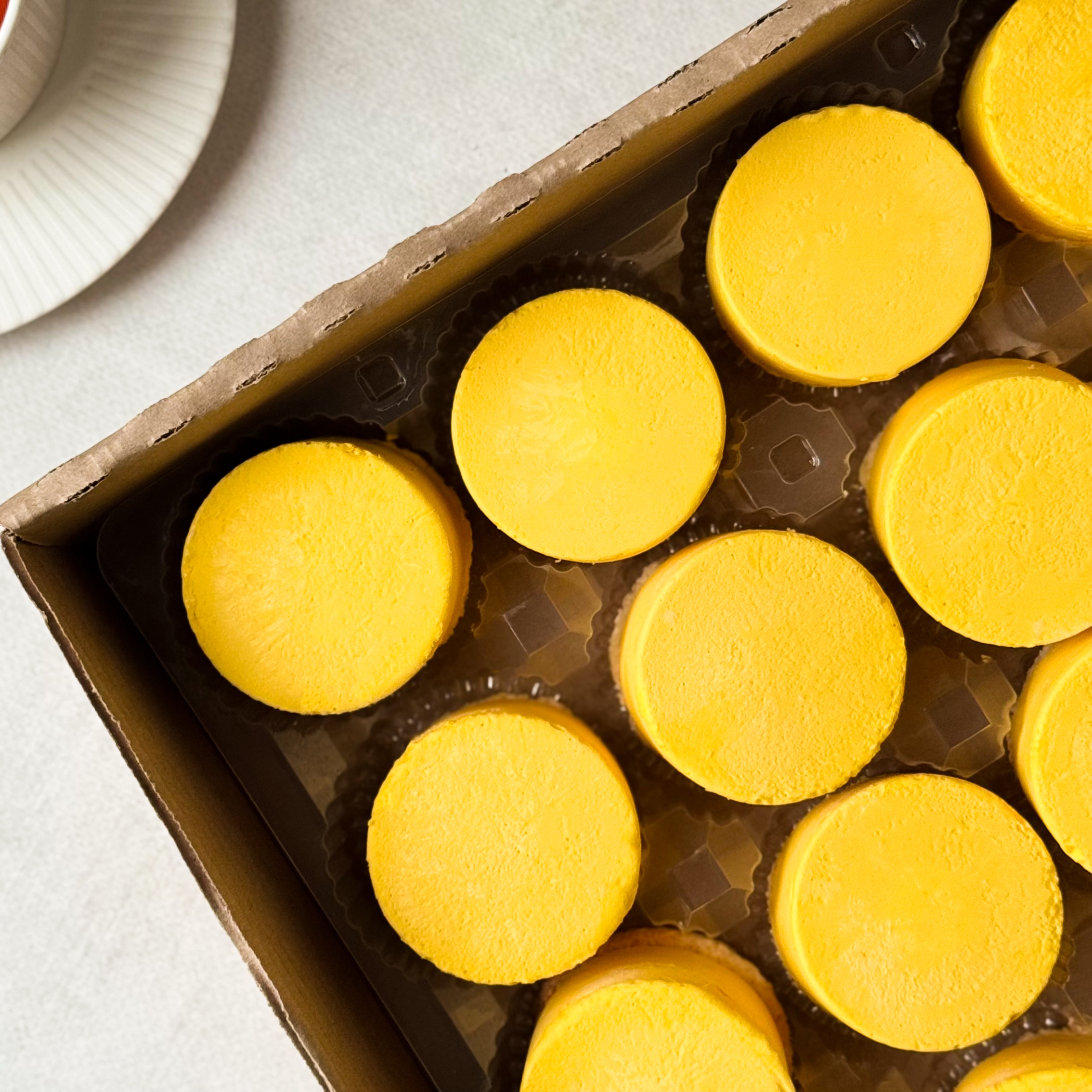 Нежнейшее суфле из манго с сердцевиной из кокосового суфле из свежих сливок с ароматной начинкой из мякоти маракуйи с кислинкой на корже из кокосовой стружки изображение 5