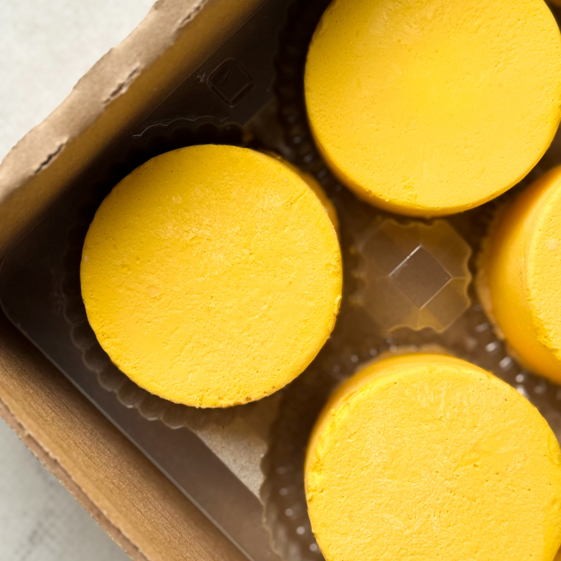 Нежнейшее суфле из манго с сердцевиной из кокосового суфле из свежих сливок с ароматной начинкой из мякоти маракуйи с кислинкой на корже из кокосовой стружки изображение 8