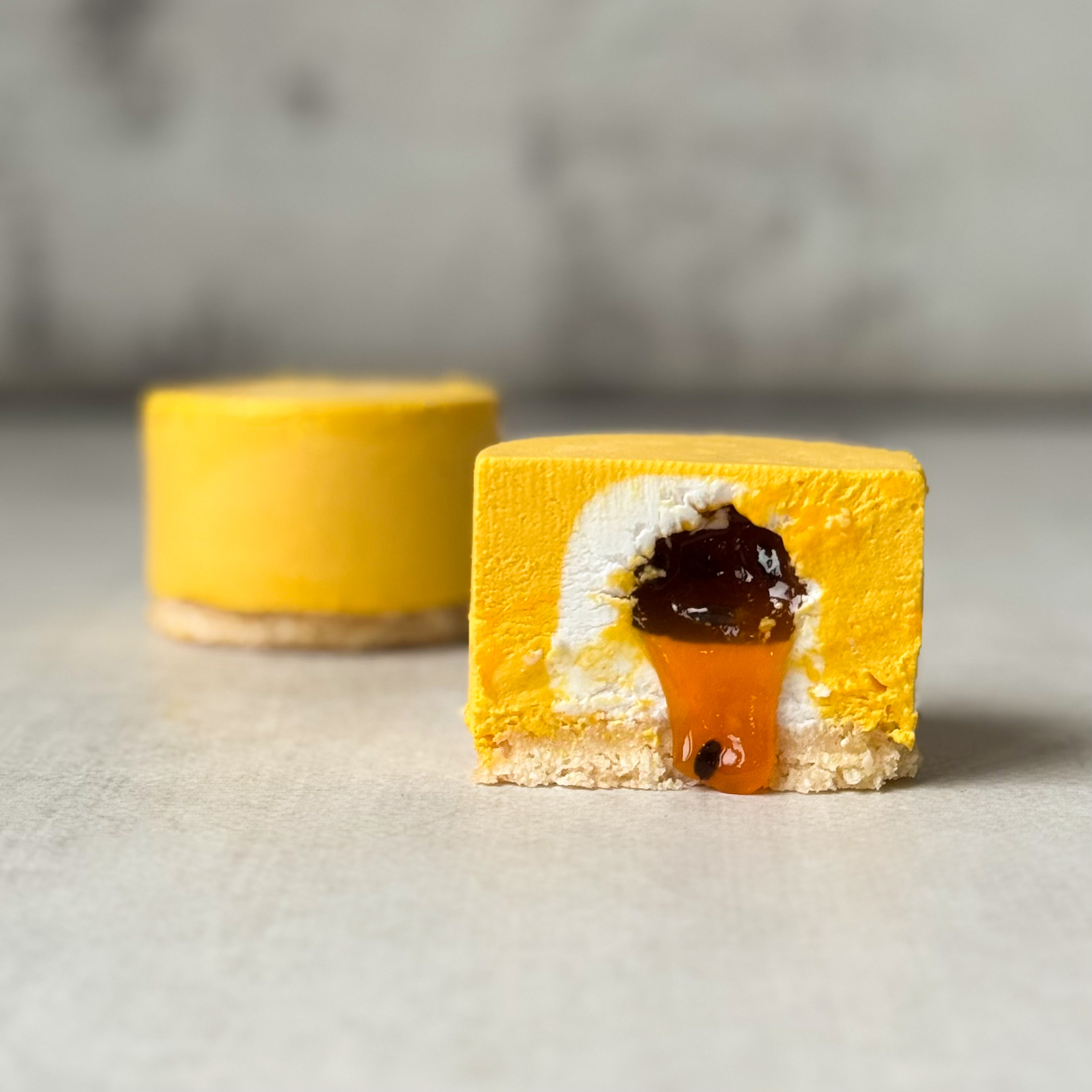 Нежнейшее суфле из манго с сердцевиной из кокосового суфле из свежих сливок с ароматной начинкой из мякоти маракуйи с кислинкой на корже из кокосовой стружки изображение 1