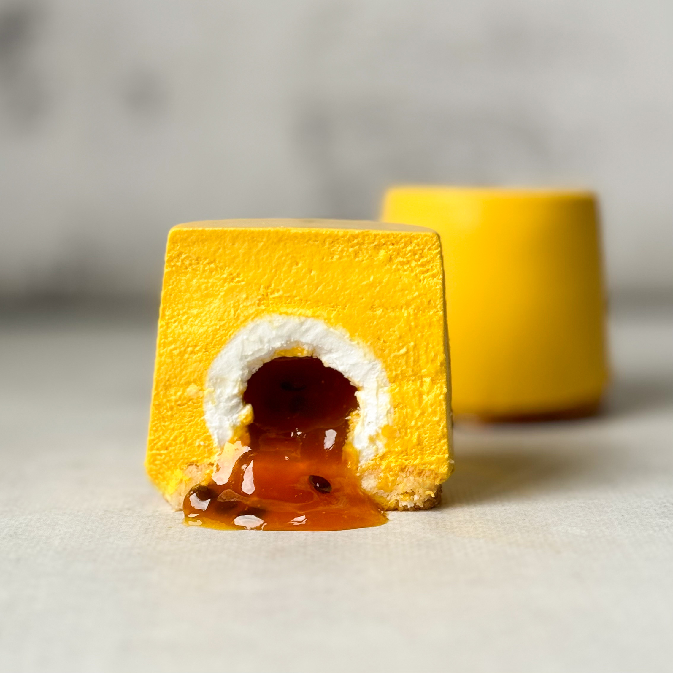 Нежнейшее суфле из манго с сердцевиной из кокосового суфле из свежих сливок с ароматной начинкой из мякоти маракуйи с кислинкой на корже из кокосовой стружки изображение 4