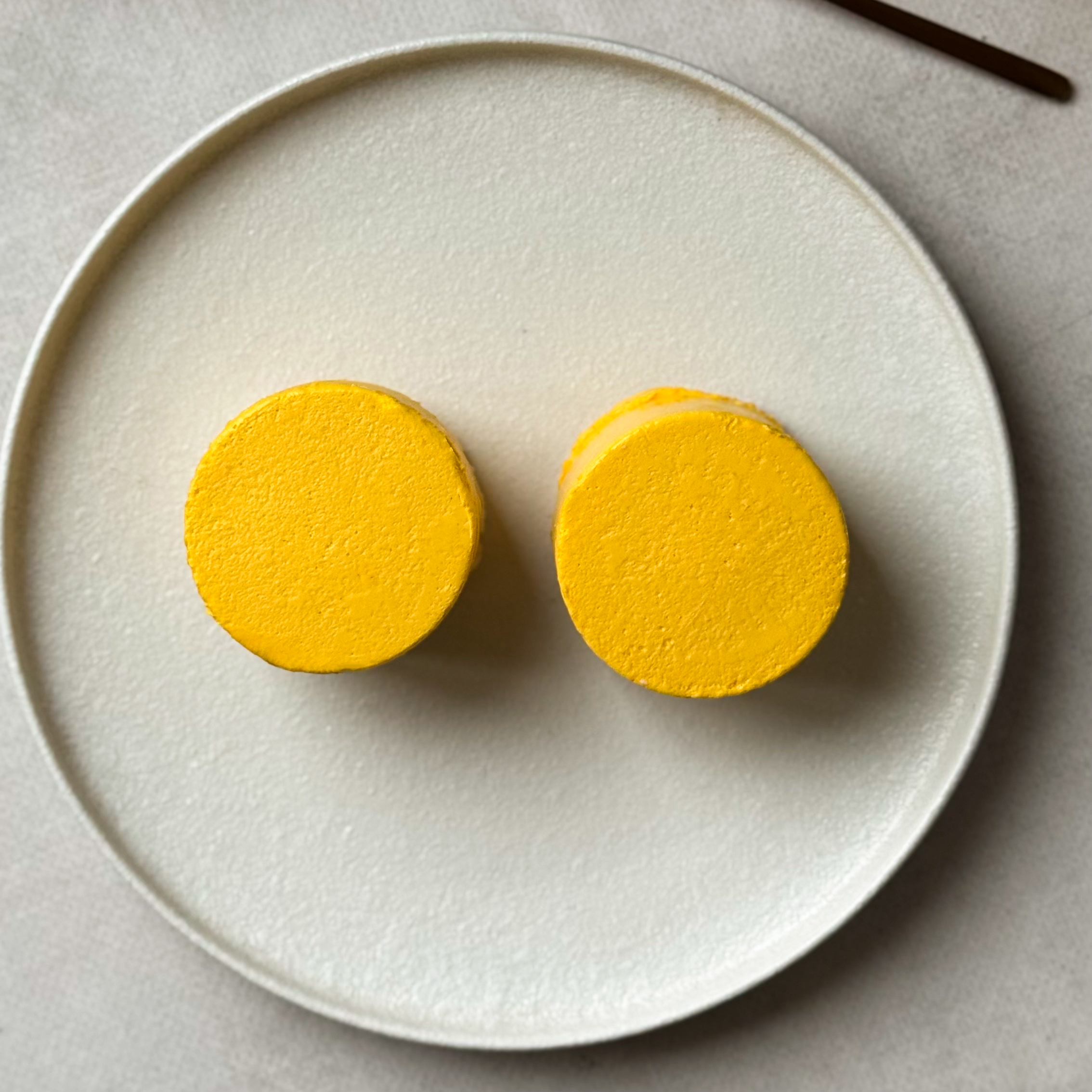 Нежнейшее суфле из манго с сердцевиной из кокосового суфле из свежих сливок с ароматной начинкой из мякоти маракуйи с кислинкой на корже из кокосовой стружки изображение 6