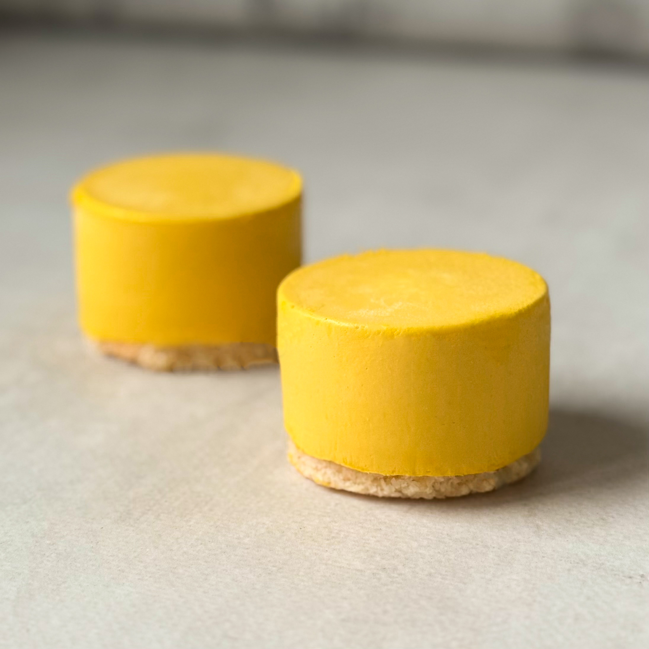 Нежнейшее суфле из манго с сердцевиной из кокосового суфле из свежих сливок с ароматной начинкой из мякоти маракуйи с кислинкой на корже из кокосовой стружки изображение 7