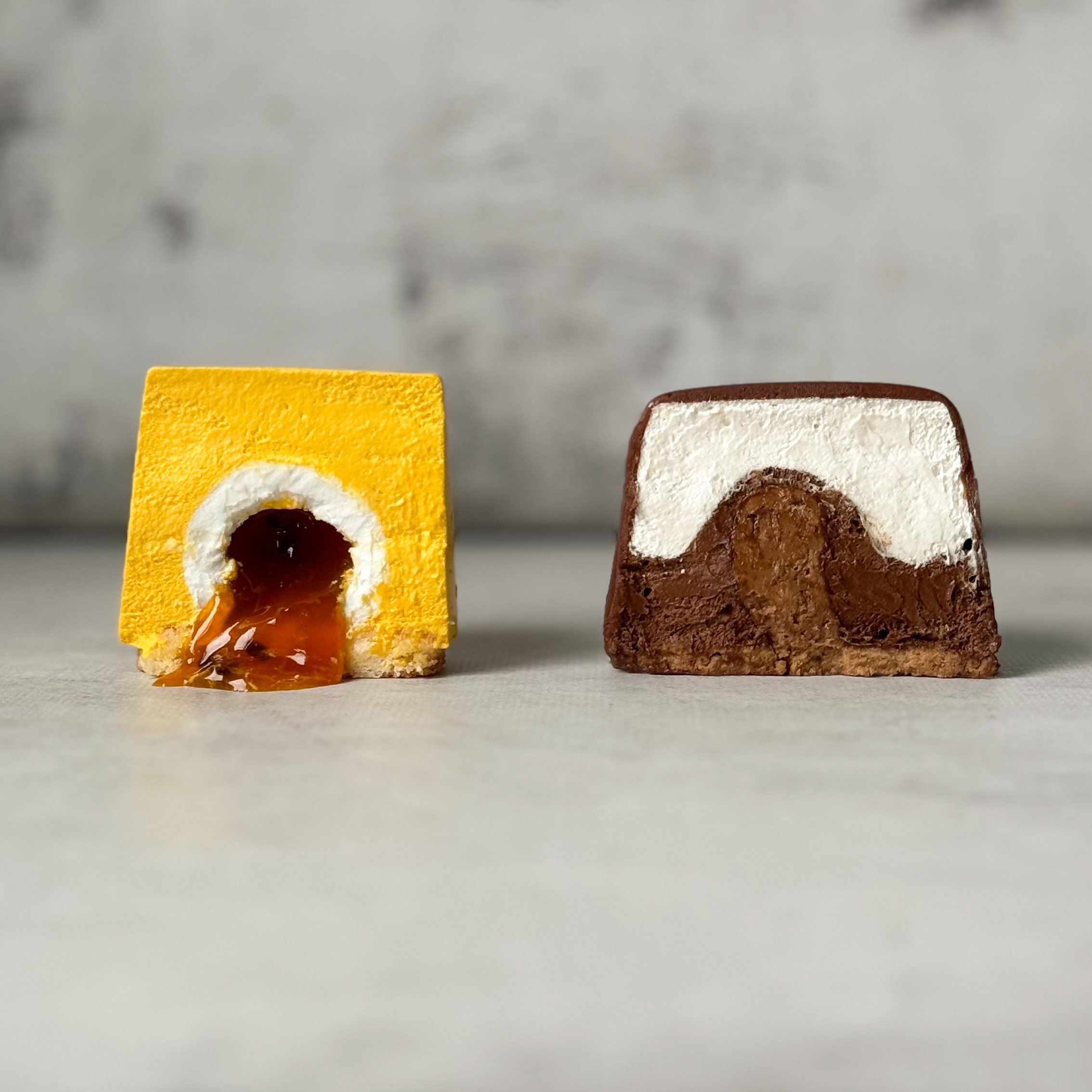 Ассорти муссовых пирожных: пирожное «Шоколадная бомба» 2 шт; пирожное «Манго-маракуйя» 2 шт изображение 1