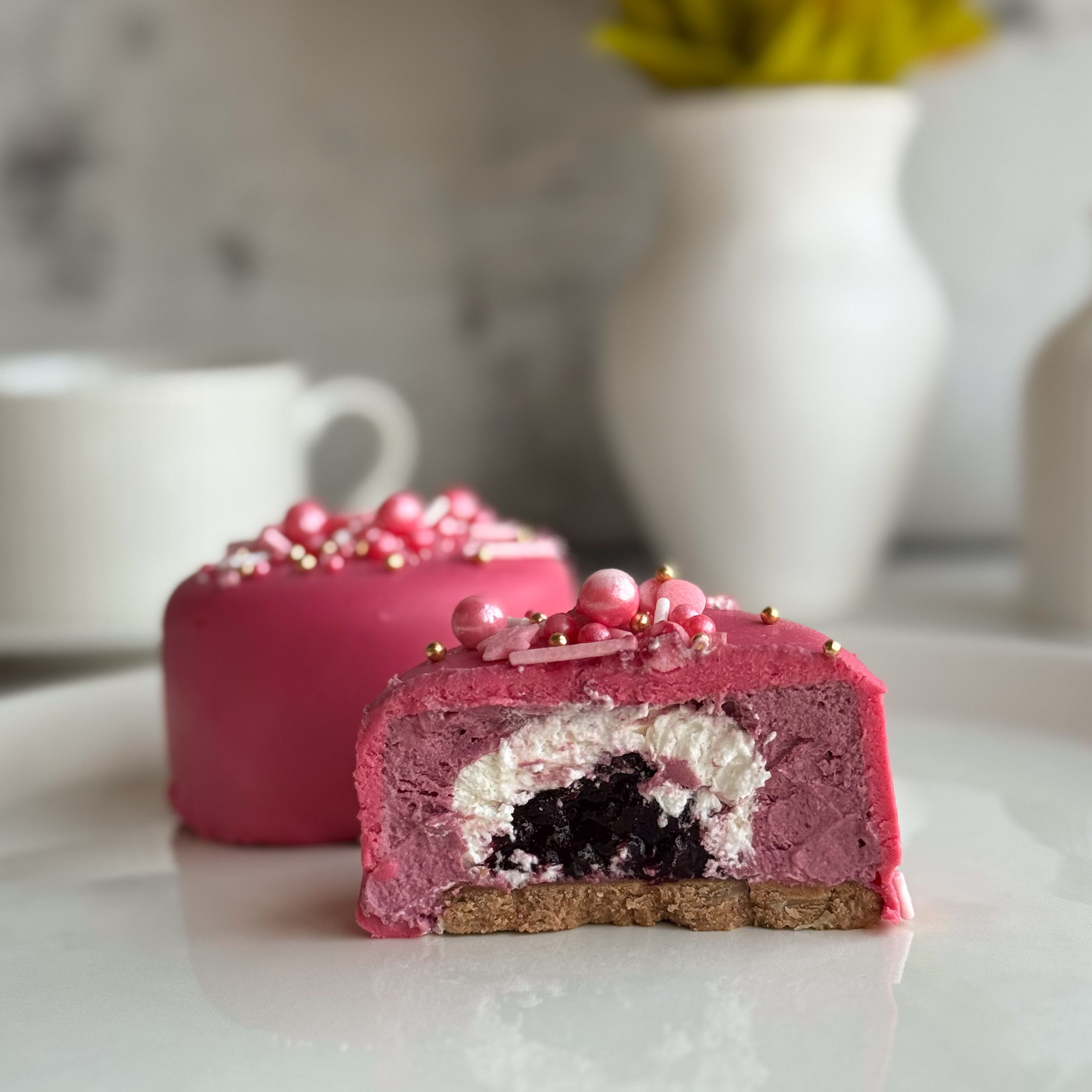 Нежнейшее муссовое пирожное с чёрной смородиной.  изображение 1