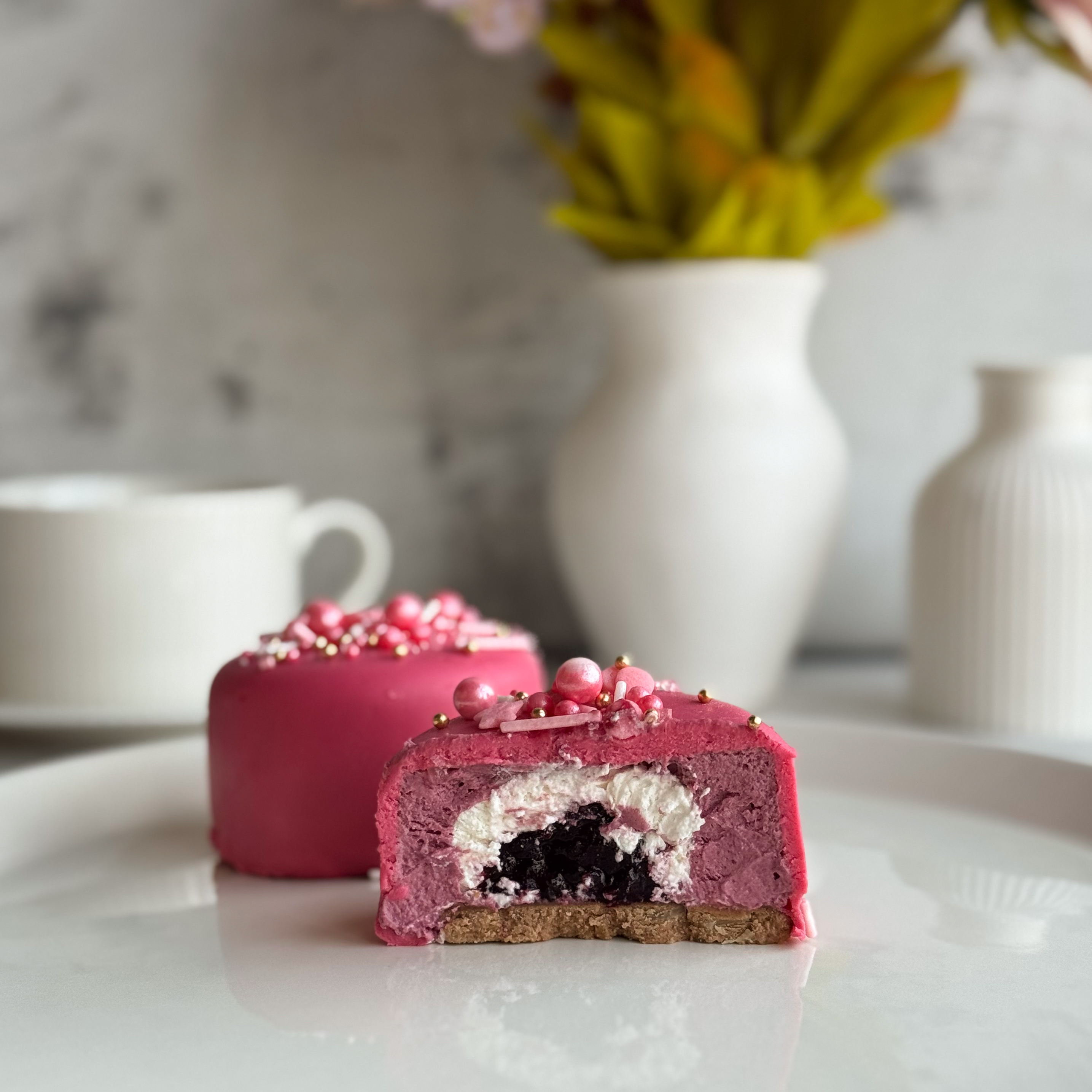 Нежнейшее муссовое пирожное с чёрной смородиной.  изображение 9