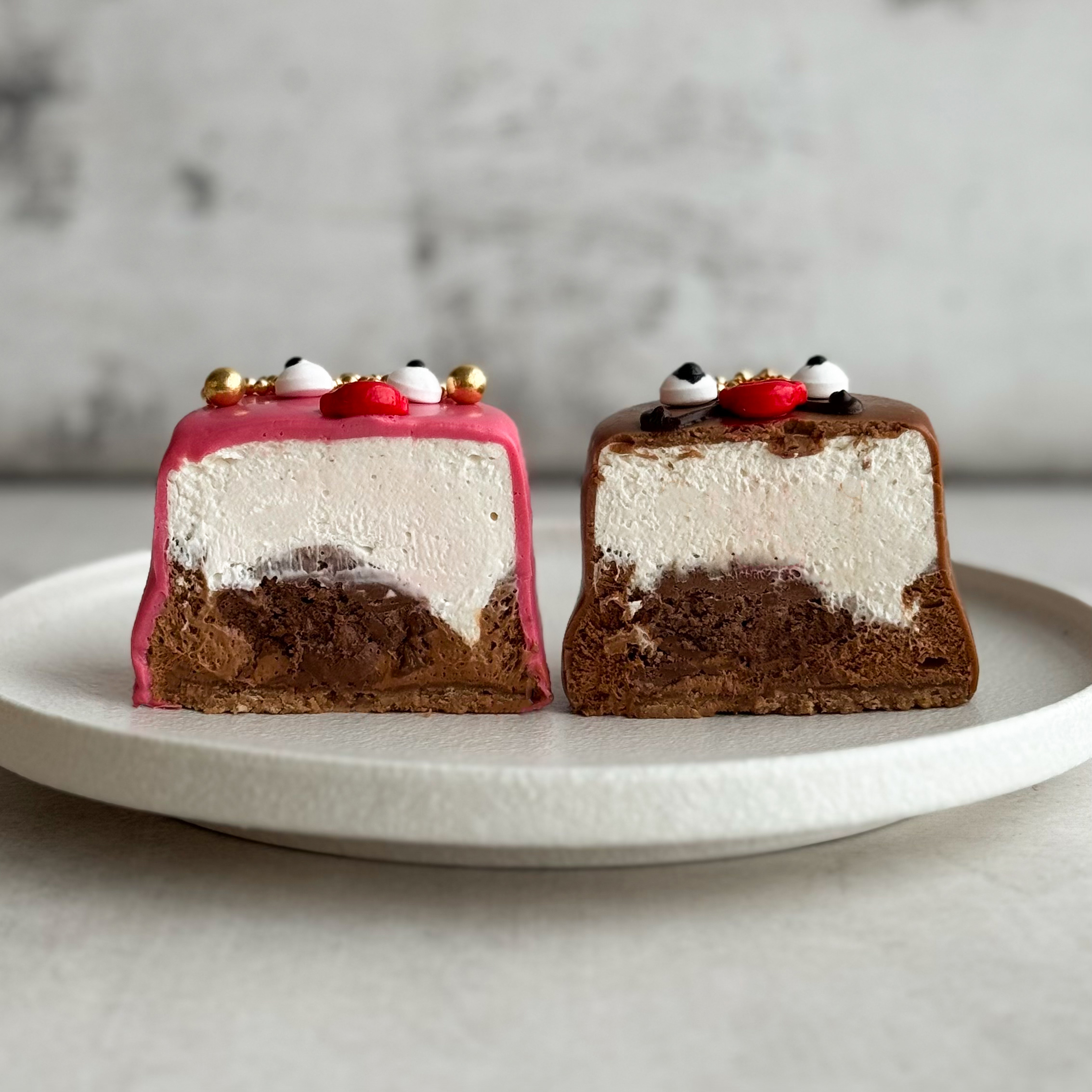 Пирожное «Шоколадная бомба» 2 шт: два слоя из белого и молочного шоколада с хрустящей сердцевиной из фундучного пралине (мужчина и женцина) изображение 2