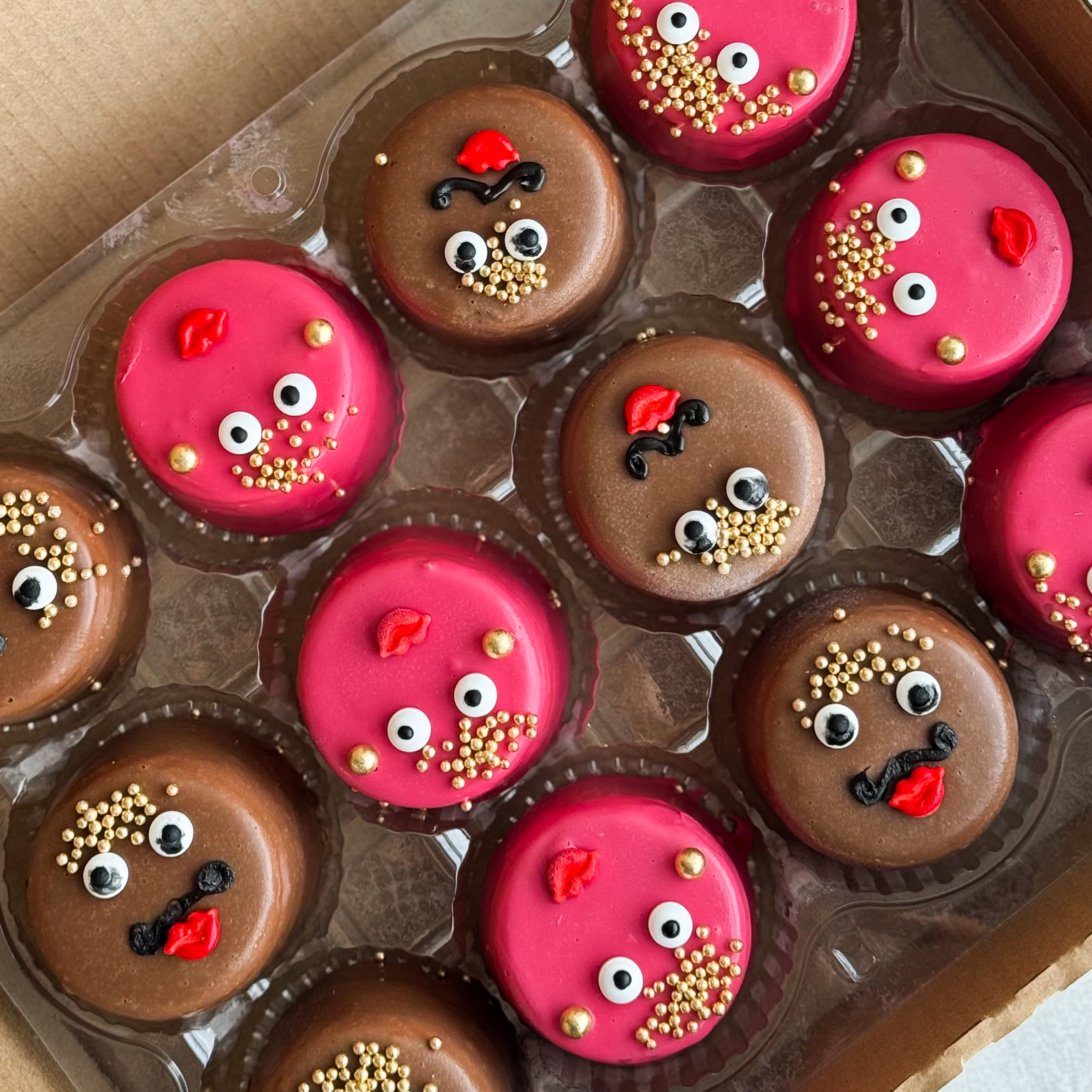 Пирожное «Шоколадная бомба» 12 шт: два слоя из белого и молочного шоколада с хрустящей сердцевиной из фундучного пралине (мужчина и женцина) изображение 1