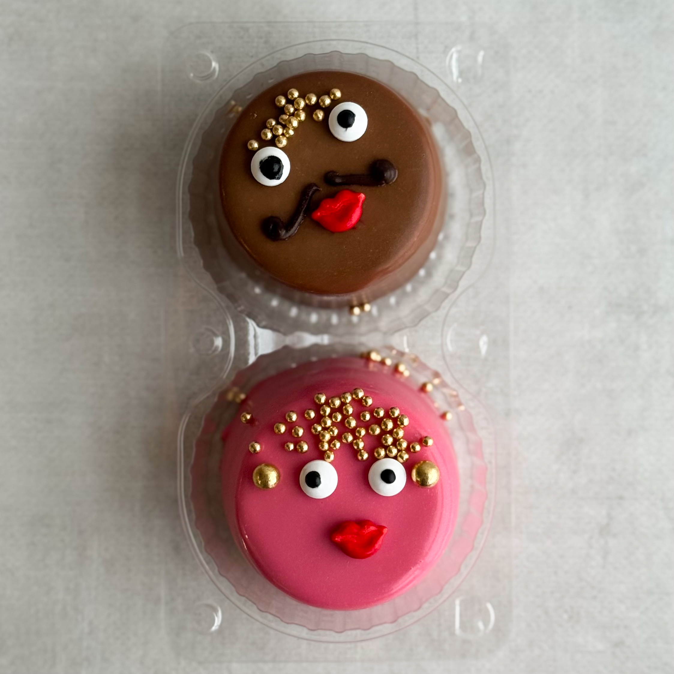 Пирожное «Шоколадная бомба» 12 шт: два слоя из белого и молочного шоколада с хрустящей сердцевиной из фундучного пралине (мужчина и женцина) изображение 3