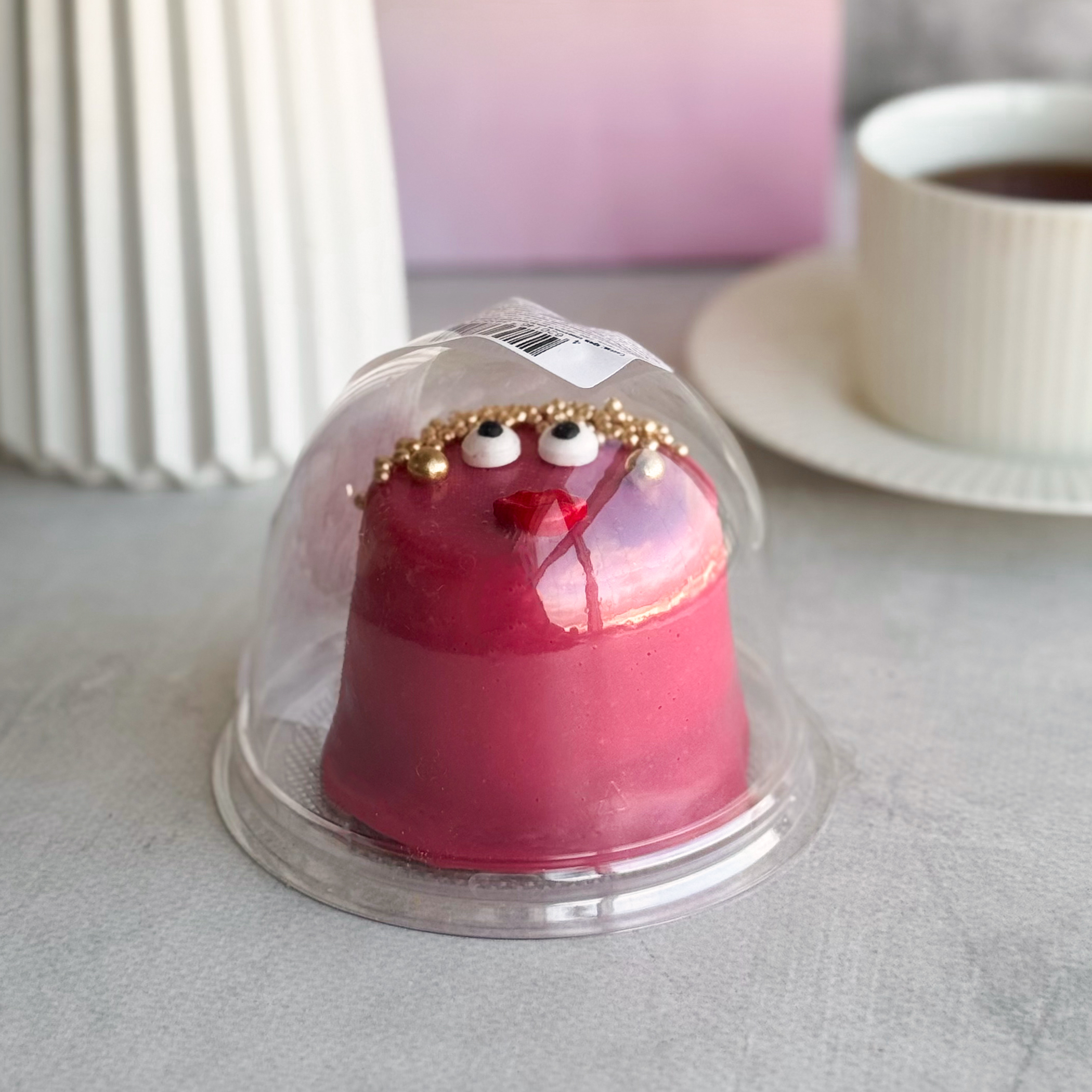 Пирожное «Шоколадная бомба» 12 шт: два слоя из белого и молочного шоколада с хрустящей сердцевиной из фундучного пралине (мужчина и женцина) изображение 6