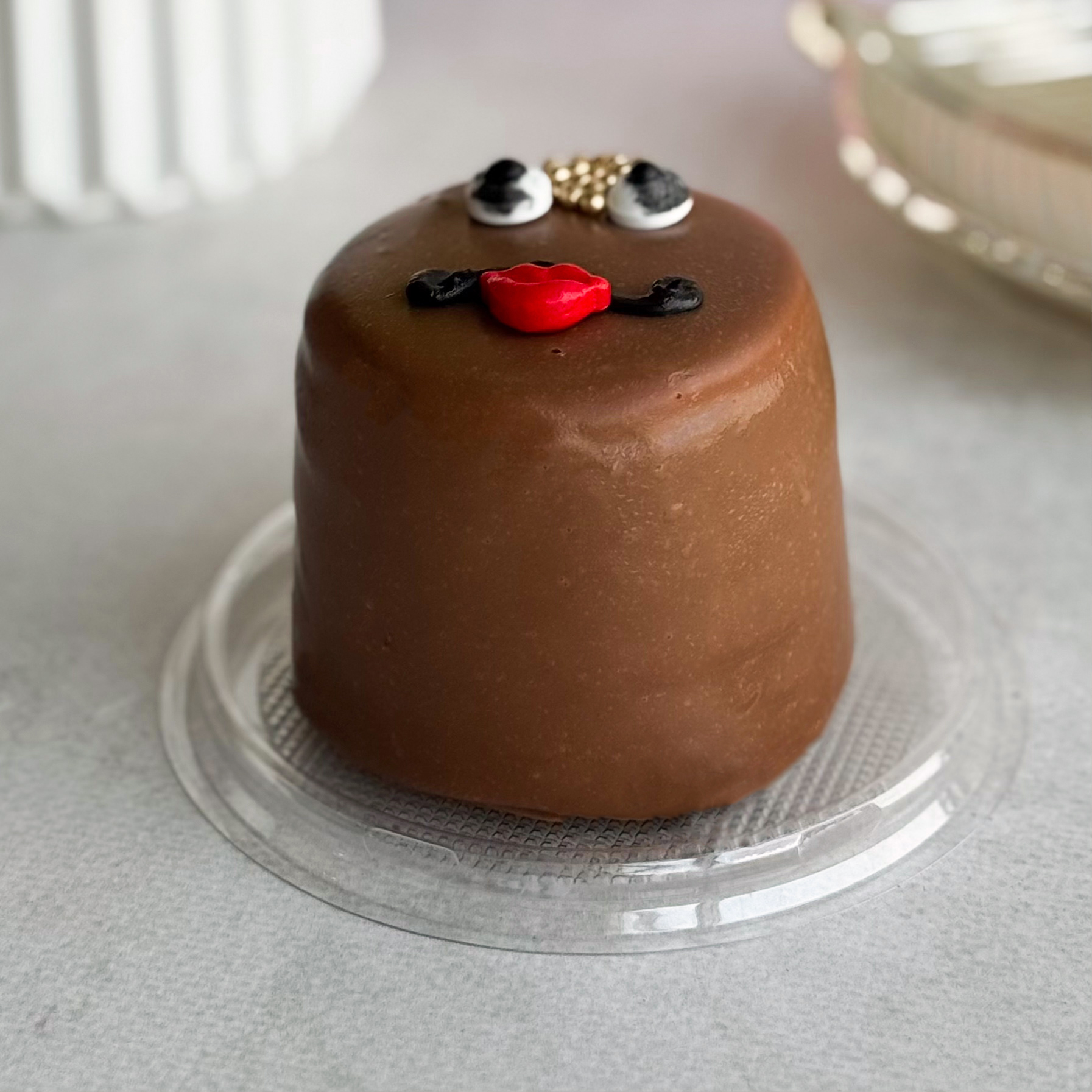 Пирожное «Шоколадная бомба» 12 шт: два слоя из белого и молочного шоколада с хрустящей сердцевиной из фундучного пралине (мужчина и женцина) изображение 7