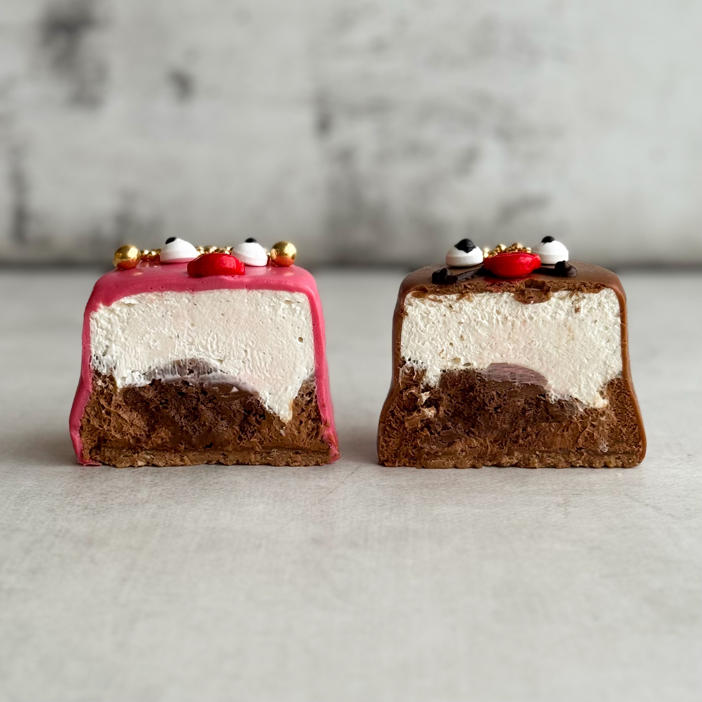 Пирожное «Шоколадная бомба» 12 шт: два слоя из белого и молочного шоколада с хрустящей сердцевиной из фундучного пралине (мужчина и женцина) изображение 4