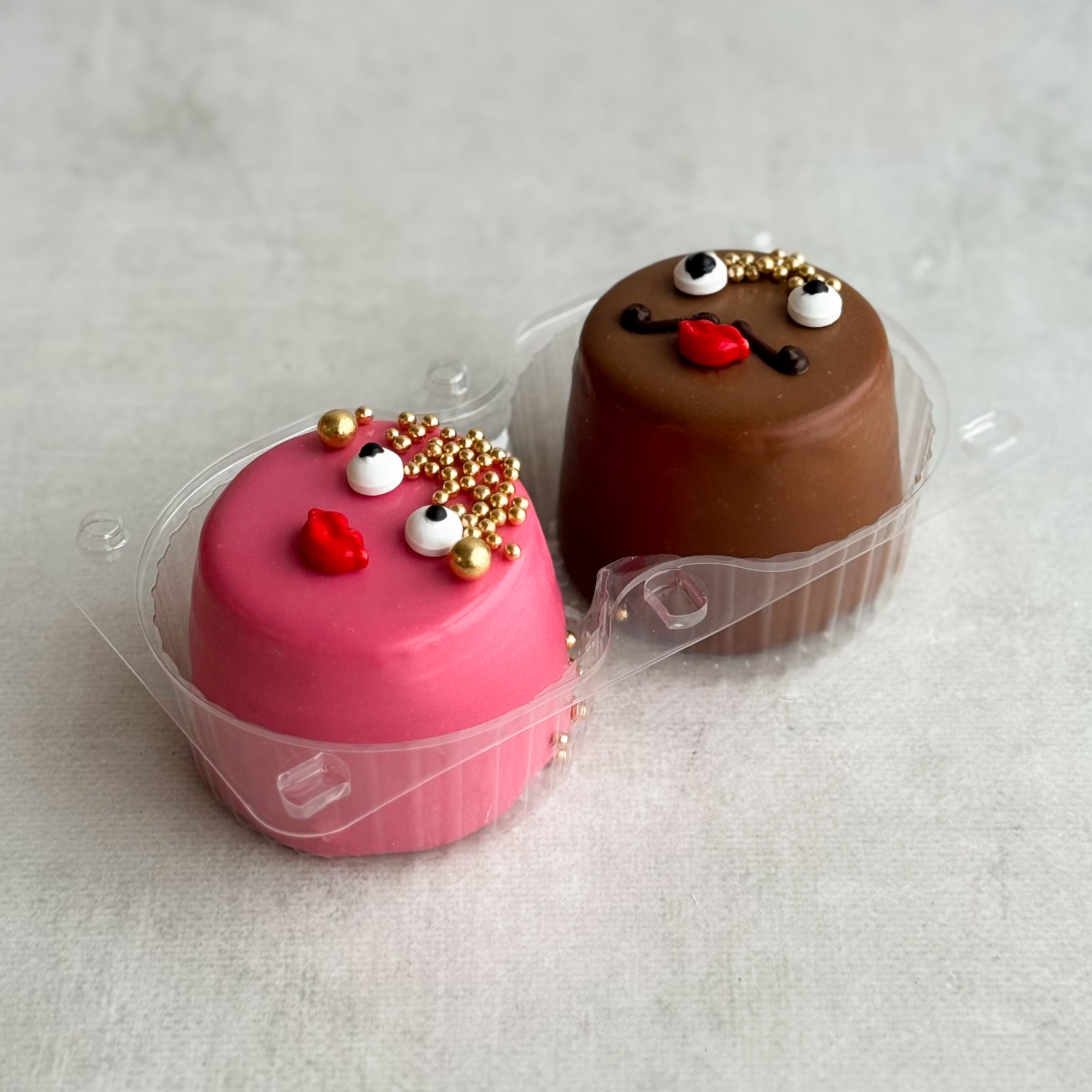 Пирожное «Шоколадная бомба» 12 шт: два слоя из белого и молочного шоколада с хрустящей сердцевиной из фундучного пралине (мужчина и женцина) изображение 1