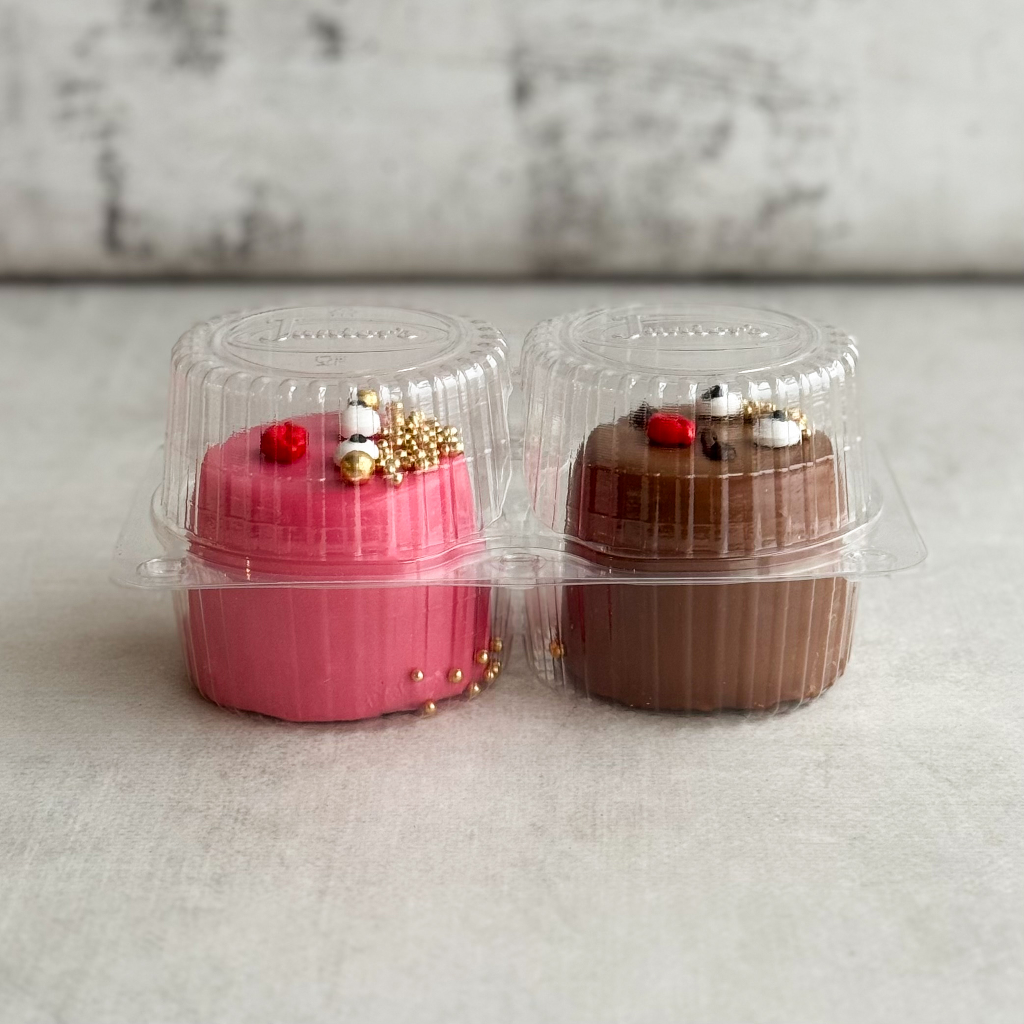 Пирожное «Шоколадная бомба» 2 шт: два слоя из белого и молочного шоколада с хрустящей сердцевиной из фундучного пралине (мужчина и женцина) изображение 4