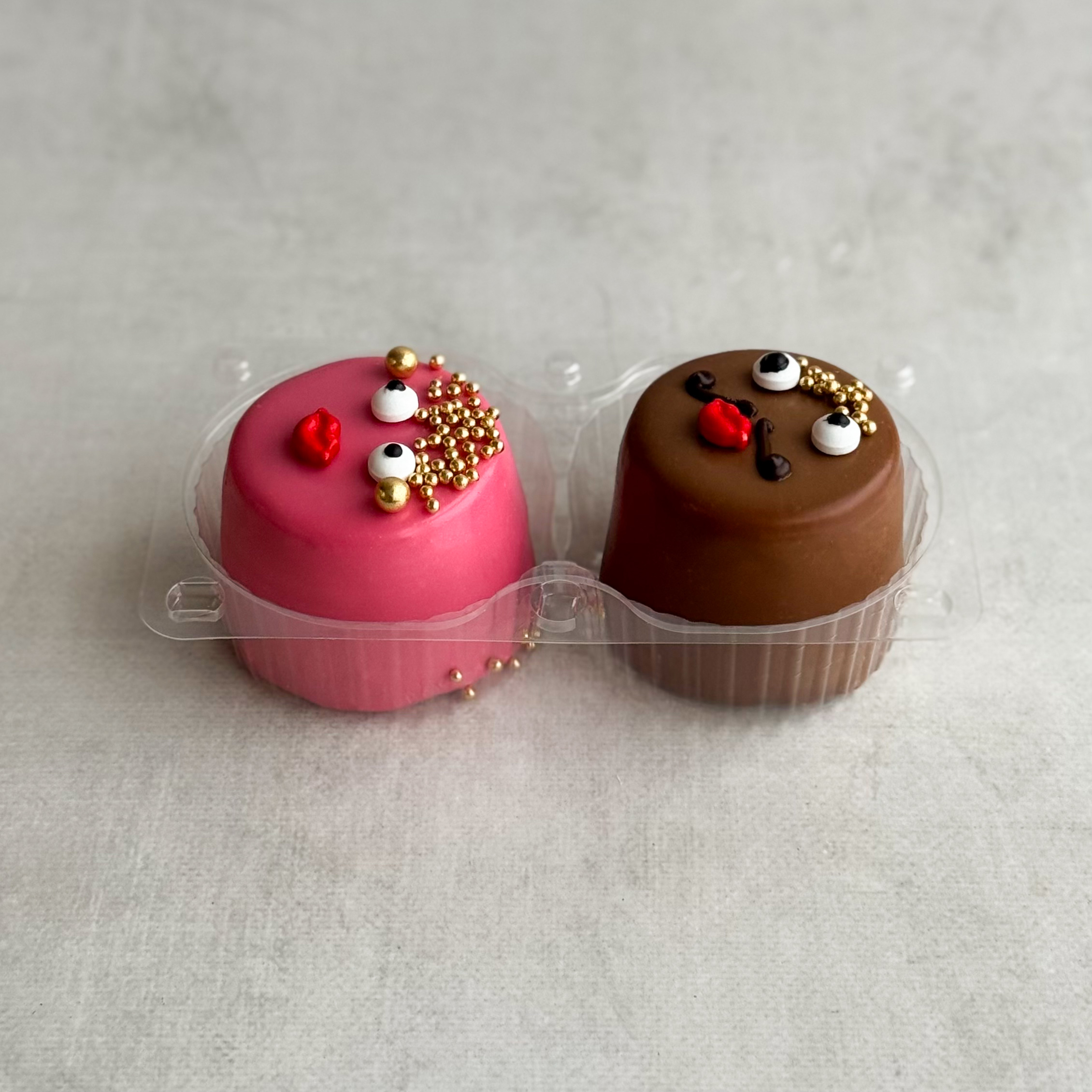 Пирожное «Шоколадная бомба» 2 шт: два слоя из белого и молочного шоколада с хрустящей сердцевиной из фундучного пралине (мужчина и женцина) изображение 8