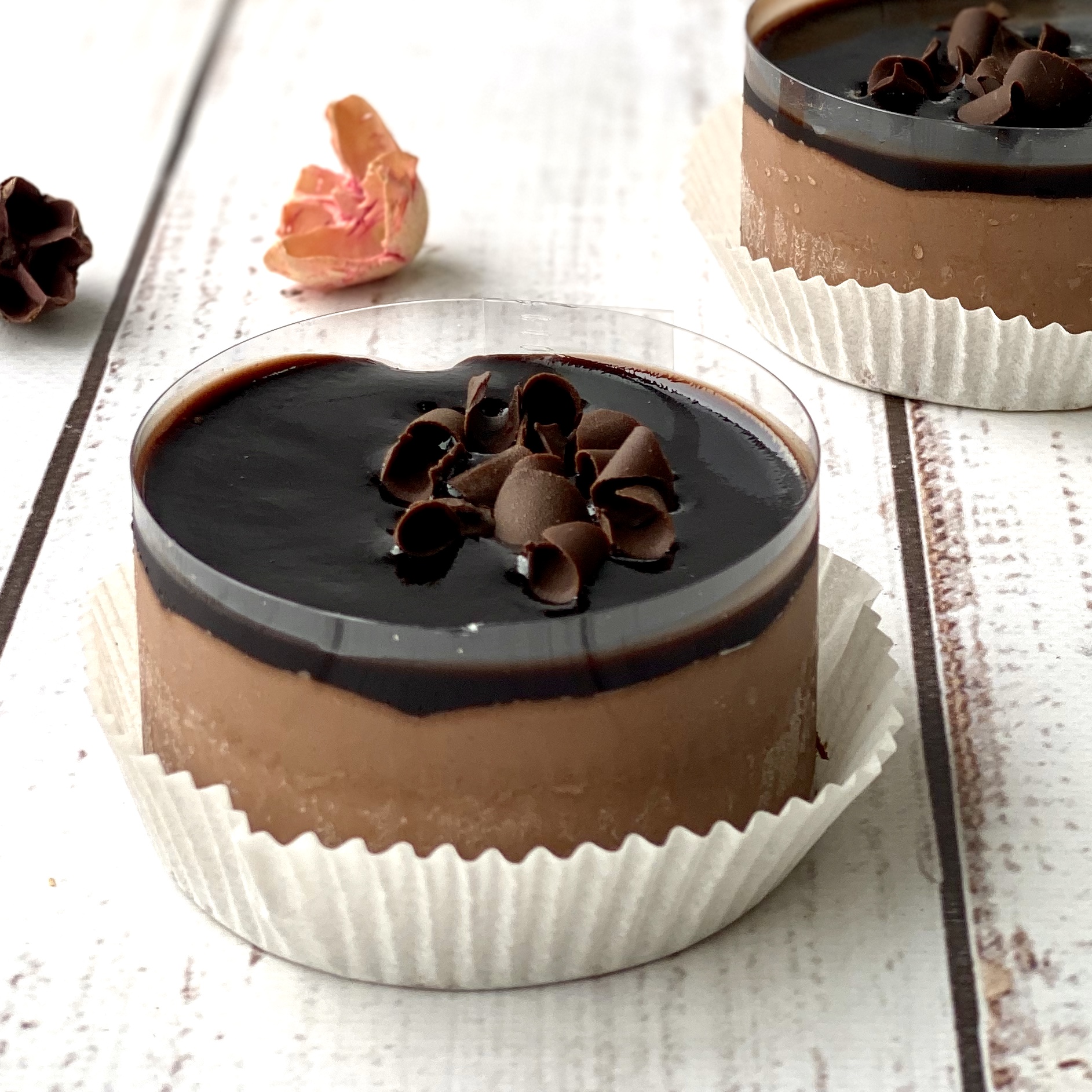 Пирожное бисквитное с нежным шоколадным муссом, украшенное какао топпингом и шоколадной стружкой. изображение 1
