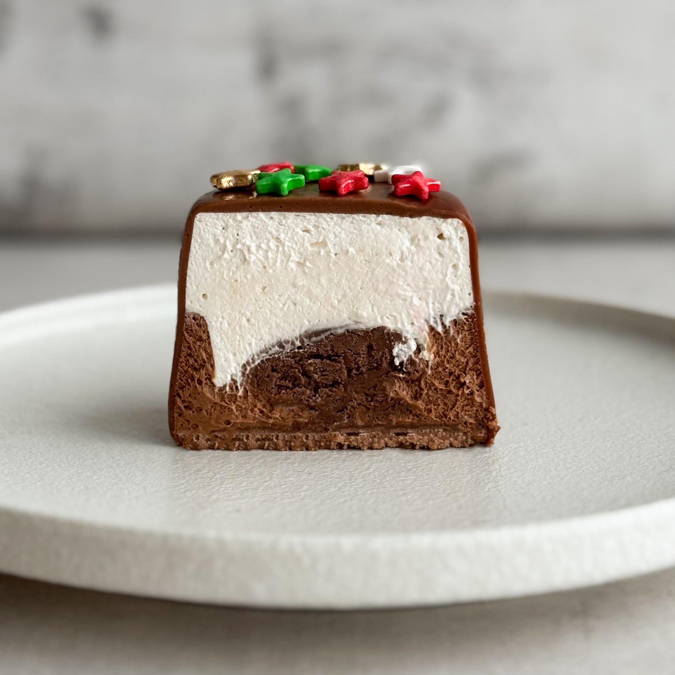 Пирожное Шоколадная бомба (мужчина) в индивид.упак. Два слоя из белого и молочного шоколада с хрустящей сердцевиной из фундучного пралине в тематическом лимитированном дизайне. изображение 2