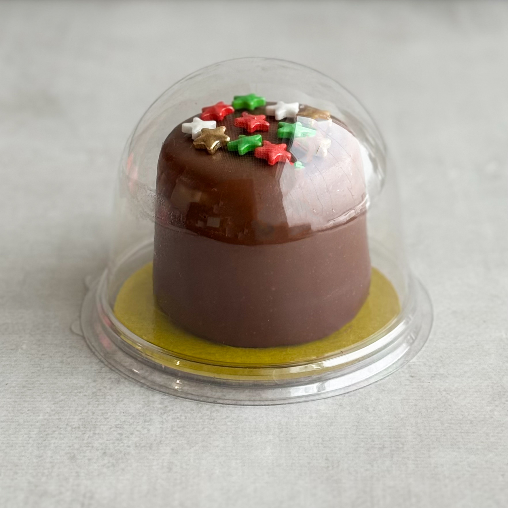 Пирожное Шоколадная бомба (мужчина) в индивид.упак. Два слоя из белого и молочного шоколада с хрустящей сердцевиной из фундучного пралине в тематическом лимитированном дизайне. изображение 3