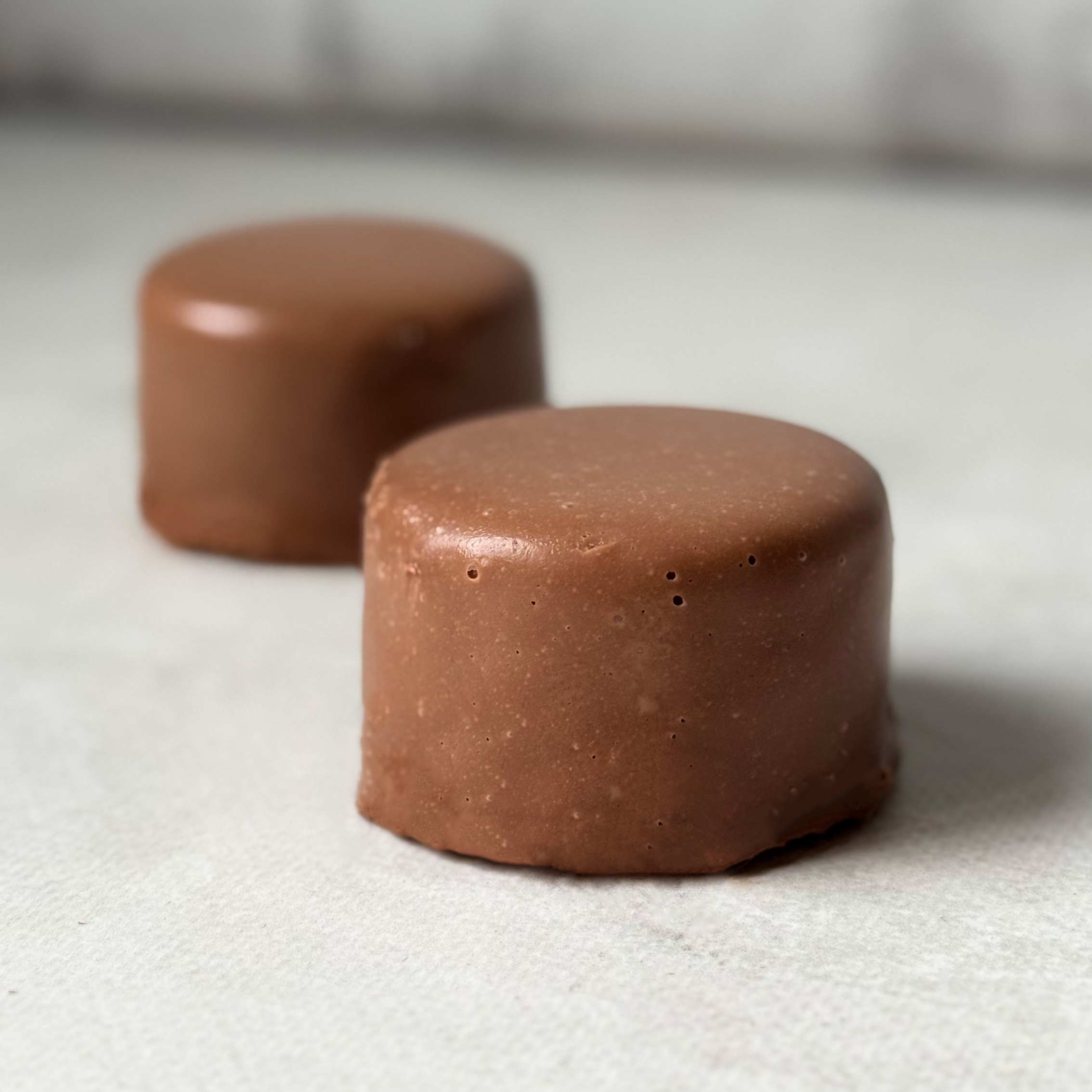 Два слоя из белого и молочного шоколада с хрустящей сердцевиной из фундучного пралине, покрыто молочным шоколадом. изображение 3