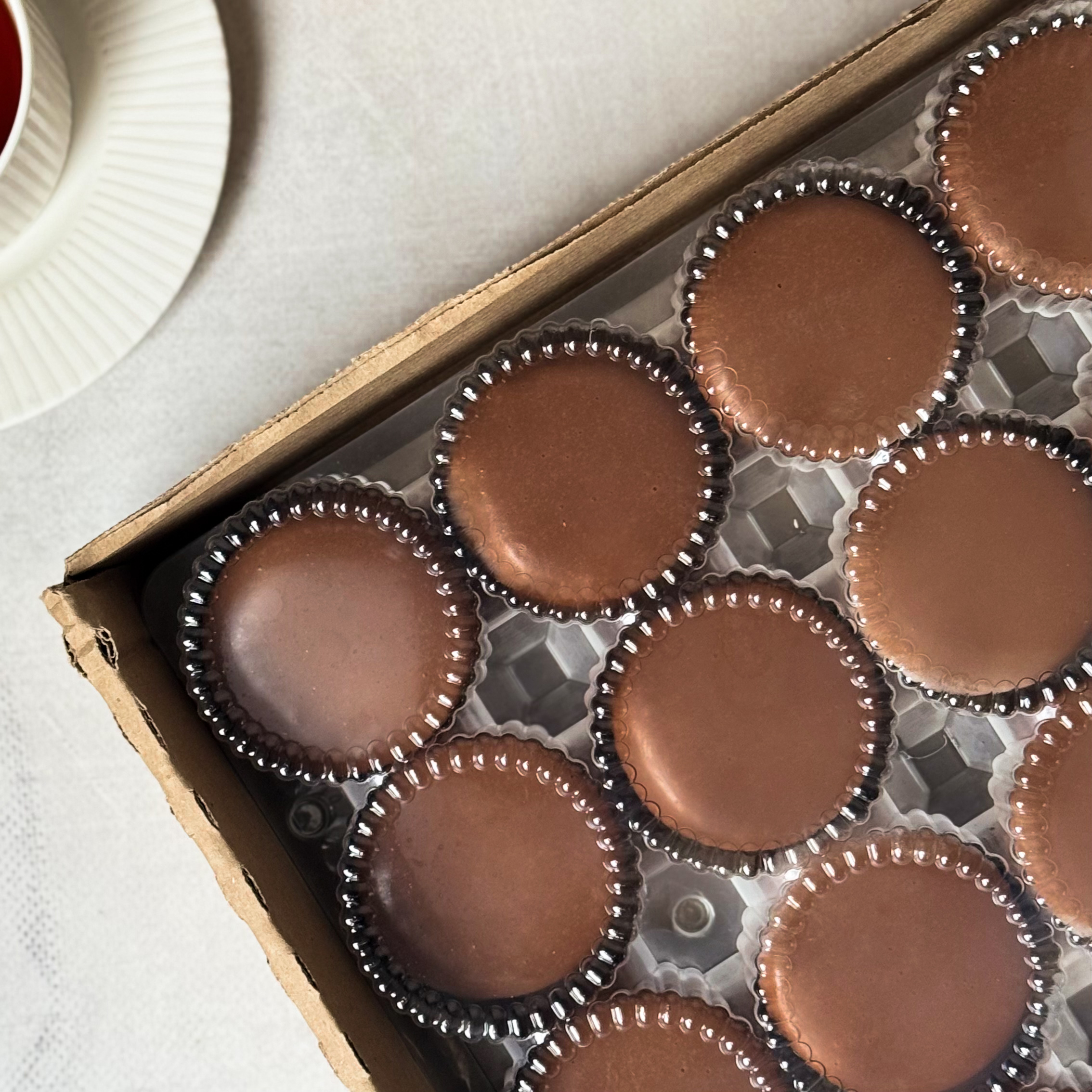 Два слоя из белого и молочного шоколада с хрустящей сердцевиной из фундучного пралине, покрыто молочным шоколадом. изображение 4