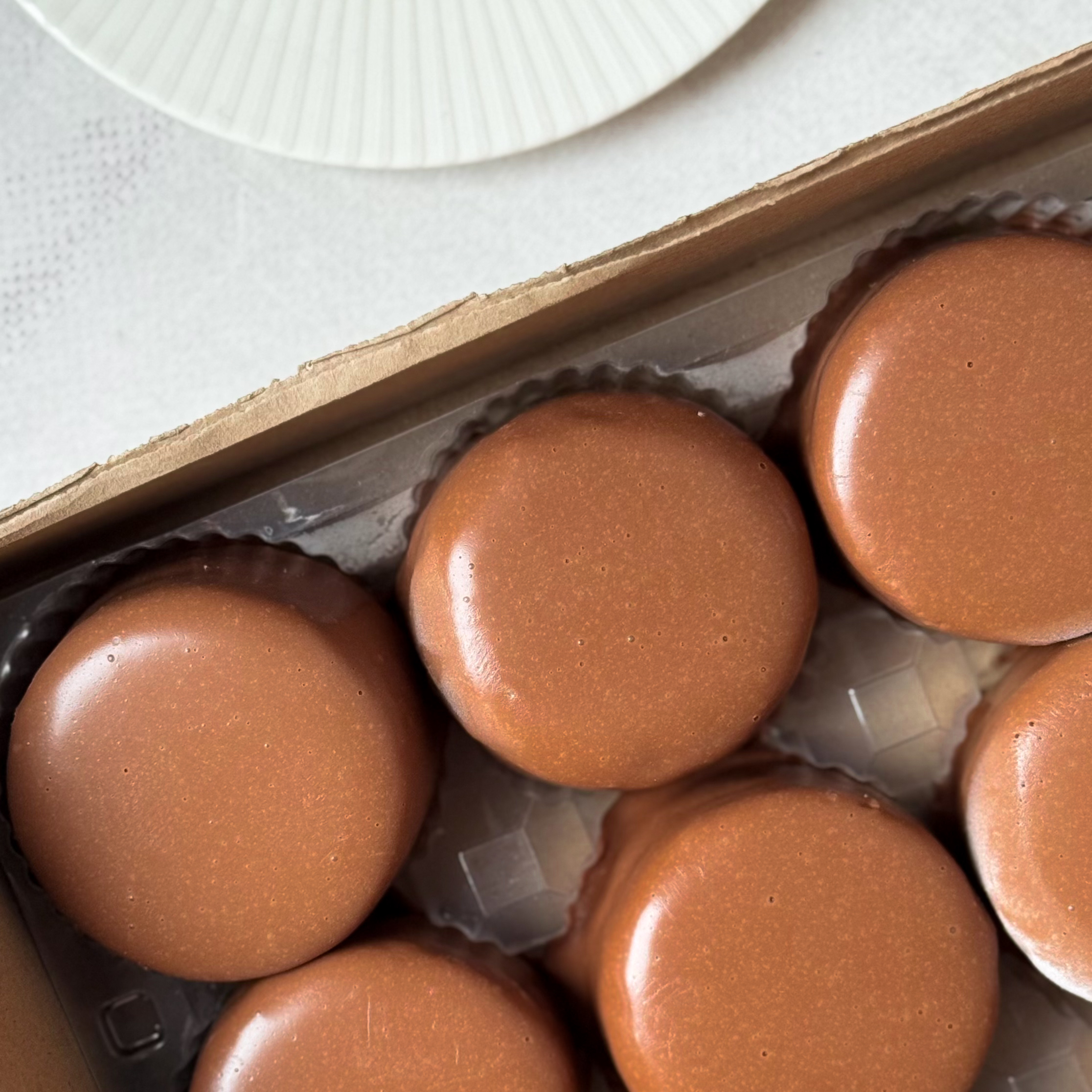 Два слоя из белого и молочного шоколада с хрустящей сердцевиной из фундучного пралине, покрыто молочным шоколадом. изображение 6