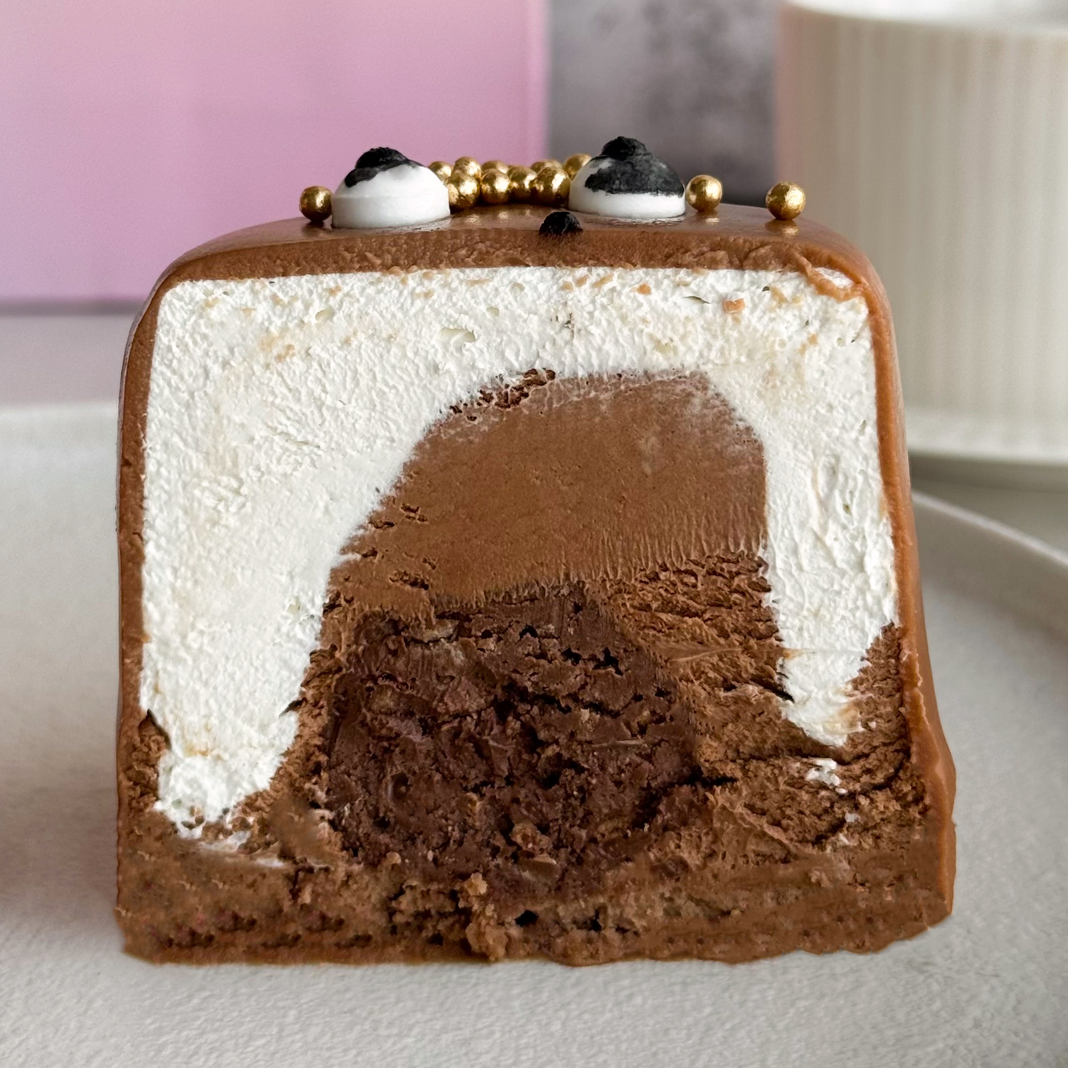 Пирожное Шоколадная бомба (мужчина) в индивид.упак. Два слоя из белого и молочного шоколада с хрустящей сердцевиной из фундучного пралине в тематическом лимитированном дизайне. изображение 3