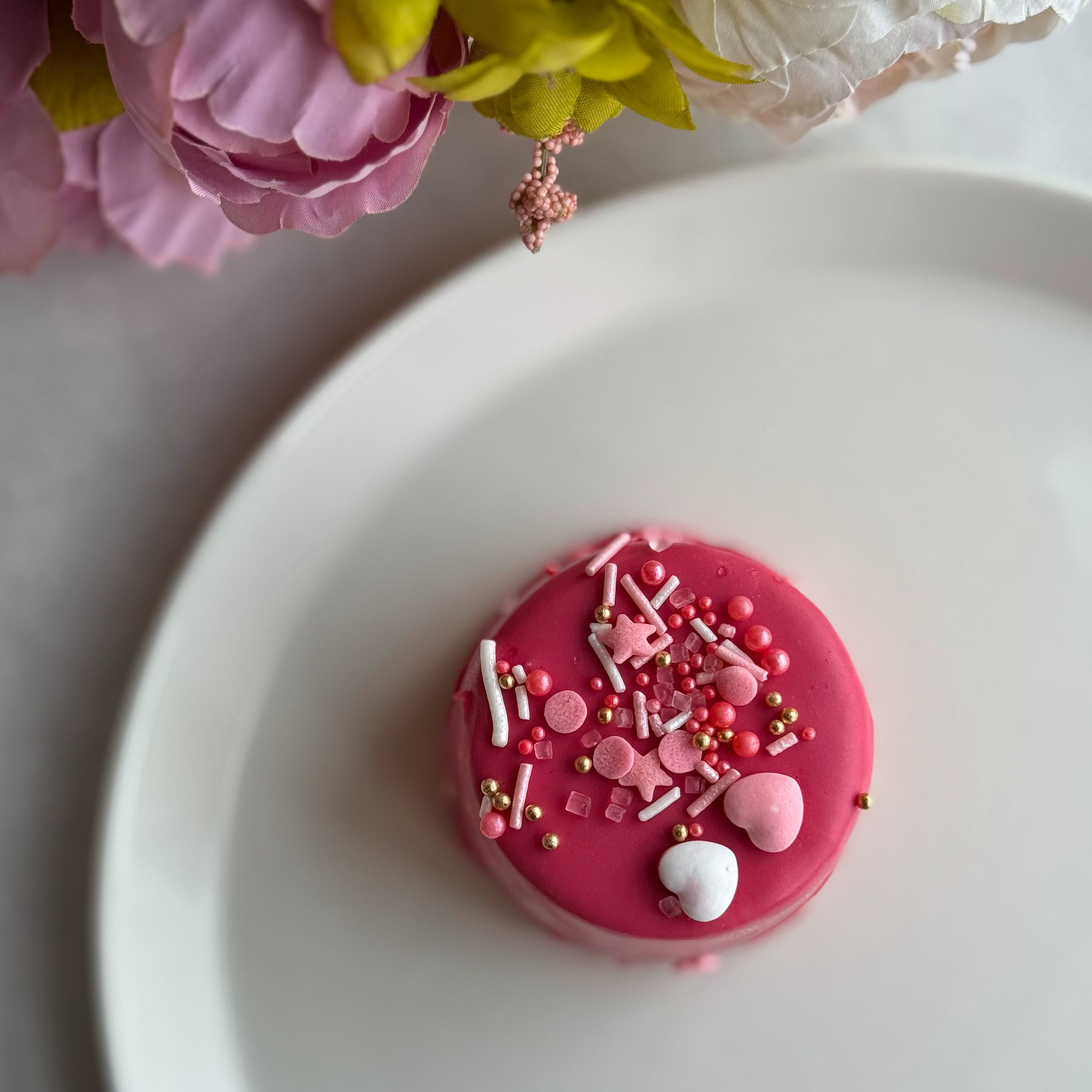 Пирожное Шоколадная бомба (Сердца) Два слоя из белого и молочного шоколада с хрустящей сердцевиной из фундучного пралине в тематическом лимитированном дизайне. изображение 3