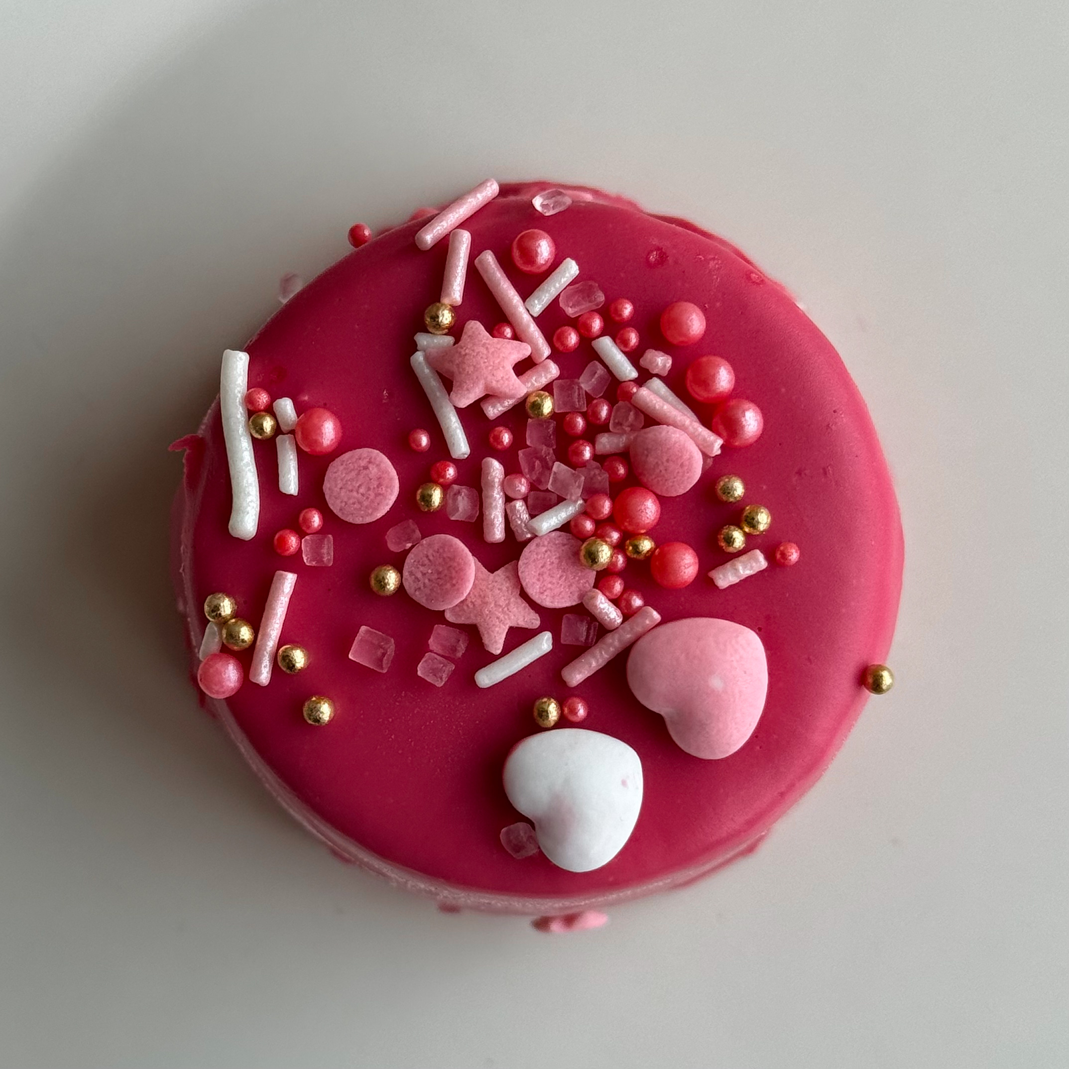 Пирожное Шоколадная бомба (Сердца) Два слоя из белого и молочного шоколада с хрустящей сердцевиной из фундучного пралине в тематическом лимитированном дизайне. изображение 5