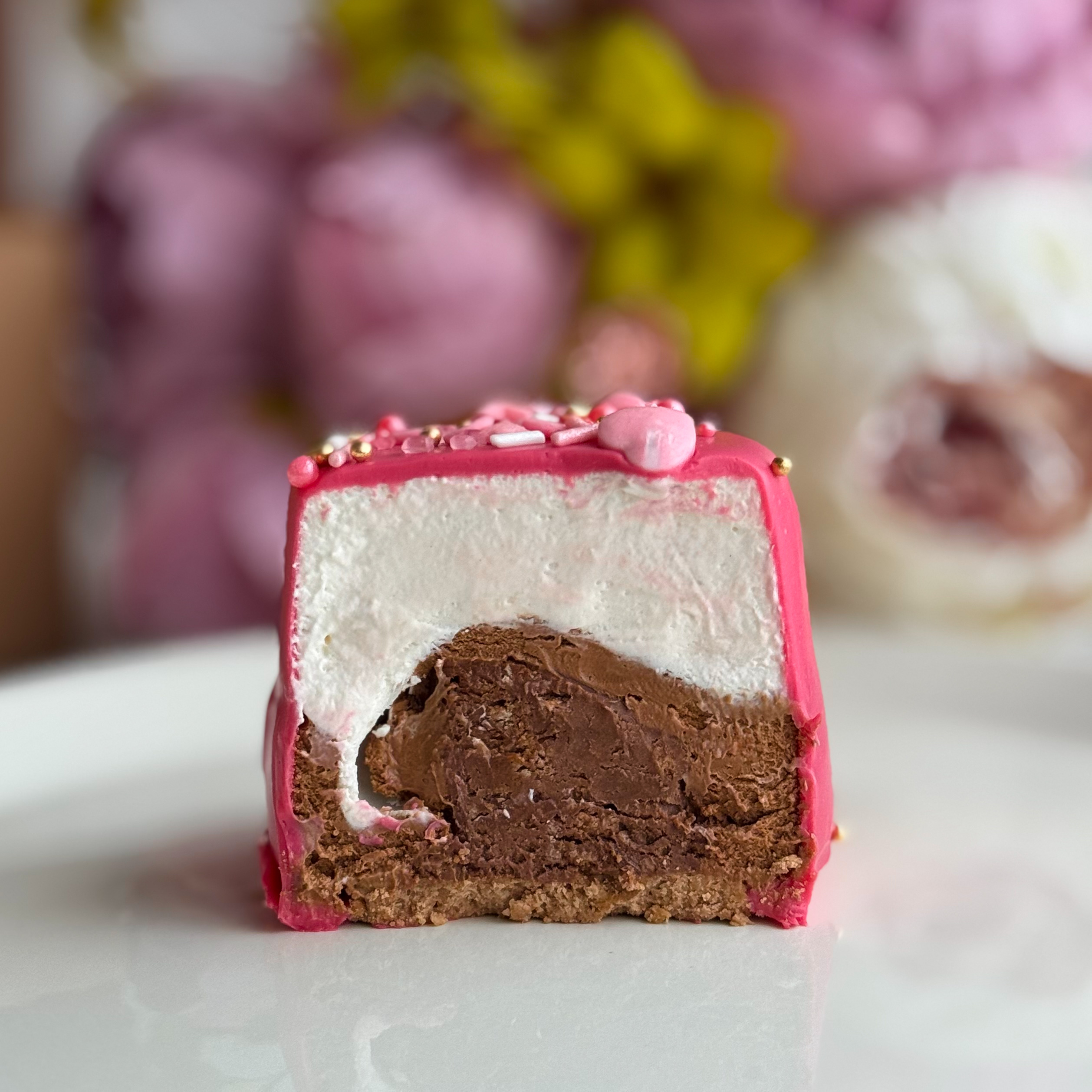 Пирожное Шоколадная бомба (Сердца) Два слоя из белого и молочного шоколада с хрустящей сердцевиной из фундучного пралине в тематическом лимитированном дизайне. изображение 3