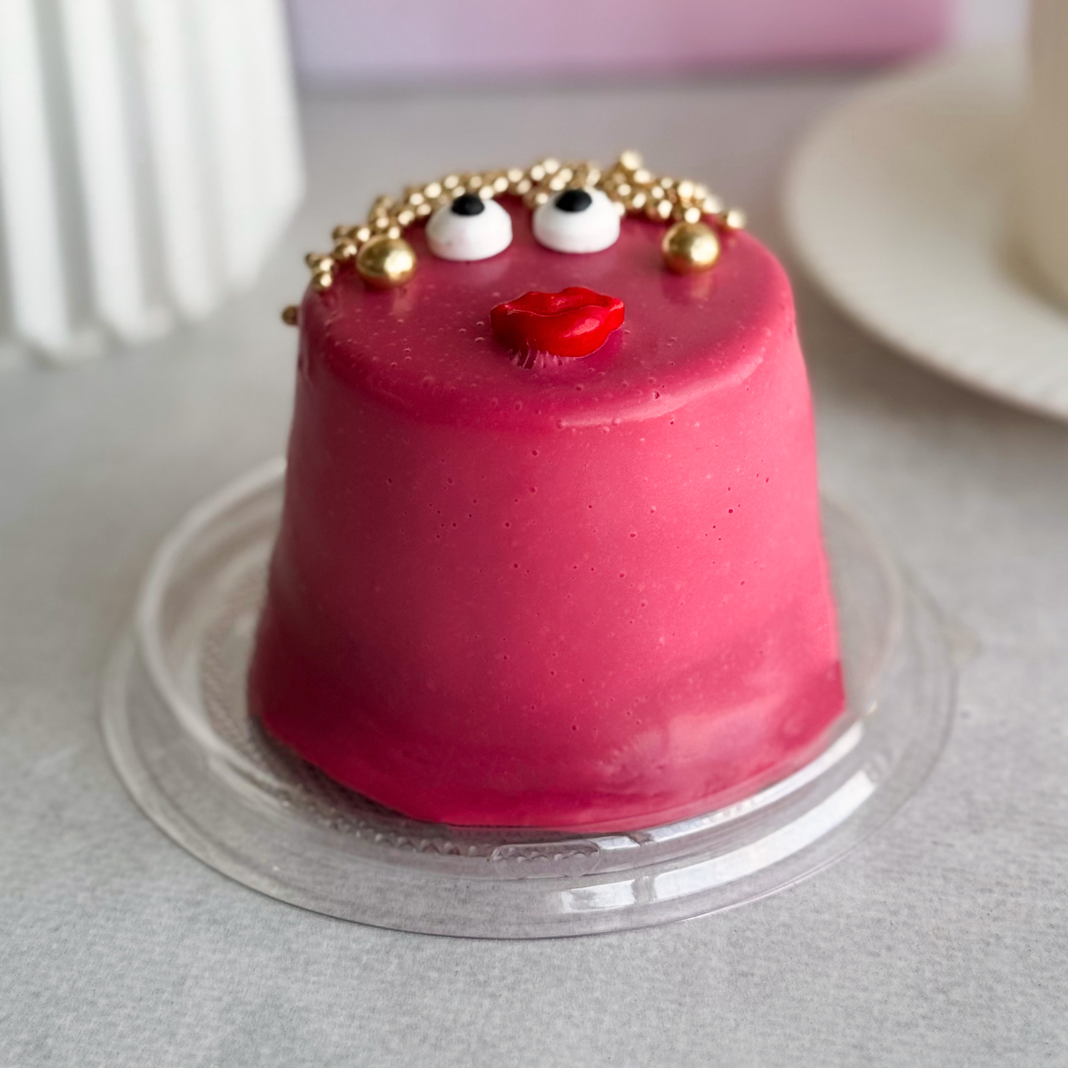 Пирожное Шоколадная бомба (женщина) в индивид.упак. Два слоя из белого и молочного шоколада с хрустящей сердцевиной из фундучного пралине в тематическом лимитированном дизайне. изображение 1