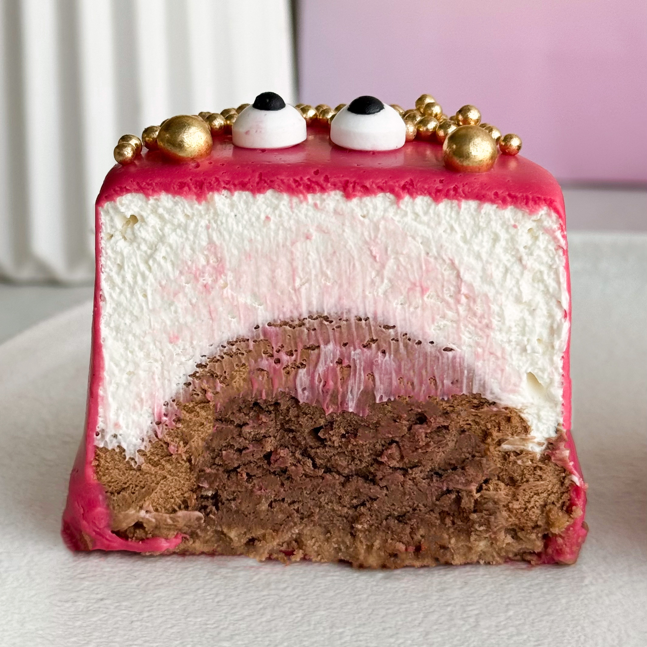 Пирожное Шоколадная бомба (женщина) в индивид.упак. Два слоя из белого и молочного шоколада с хрустящей сердцевиной из фундучного пралине в тематическом лимитированном дизайне. изображение 3