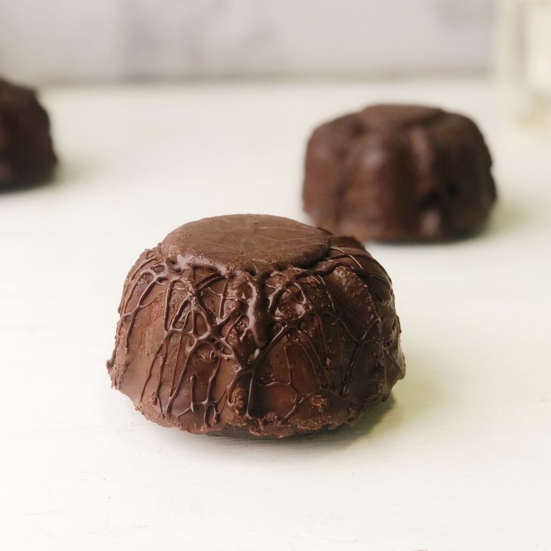 Насыщенный шоколадный бисквит с начинкой из темного трюфельного шоколада, украшен шоколадной глазурью изображение 3