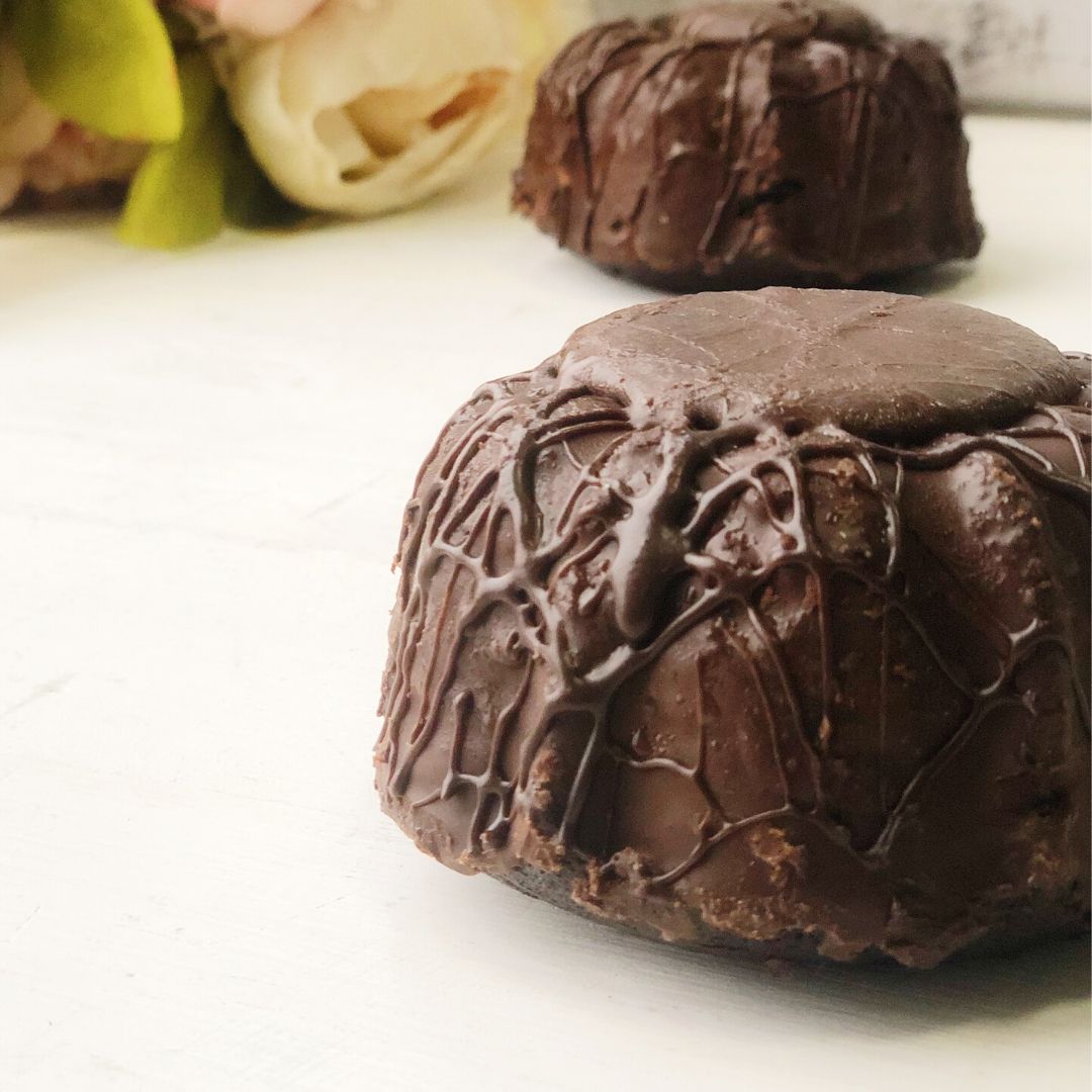 Насыщенный шоколадный бисквит с начинкой из темного трюфельного шоколада, украшен шоколадной глазурью изображение 4
