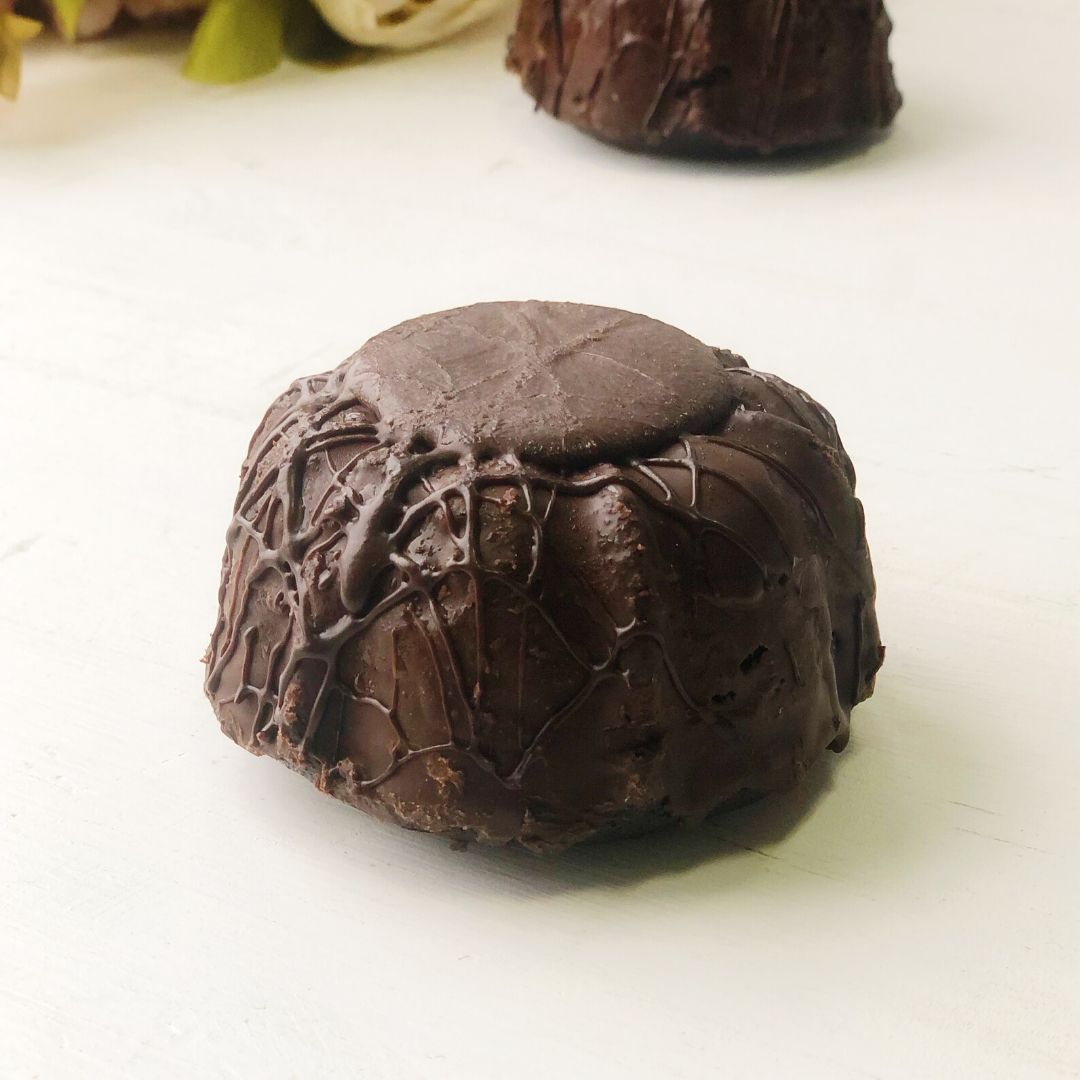 Насыщенный шоколадный бисквит с начинкой из темного трюфельного шоколада, украшен шоколадной глазурью изображение 5