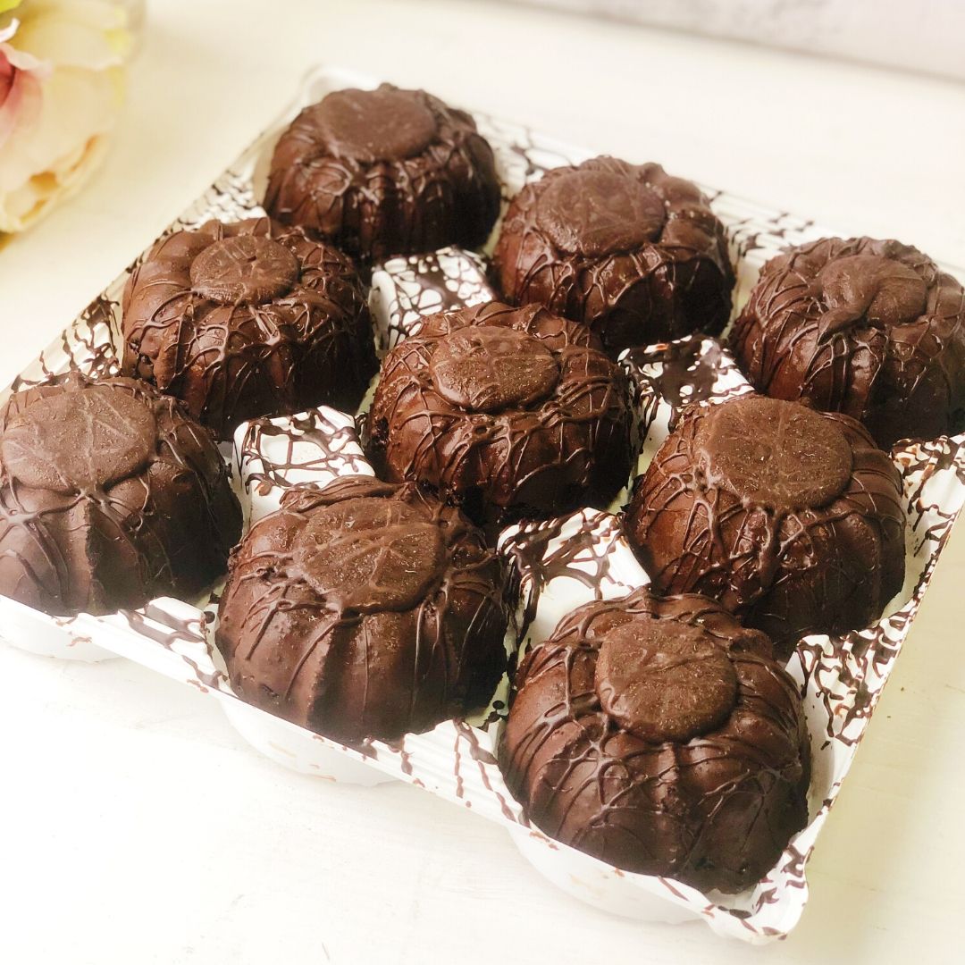 Насыщенный шоколадный бисквит с начинкой из темного трюфельного шоколада, украшен шоколадной глазурью изображение 7