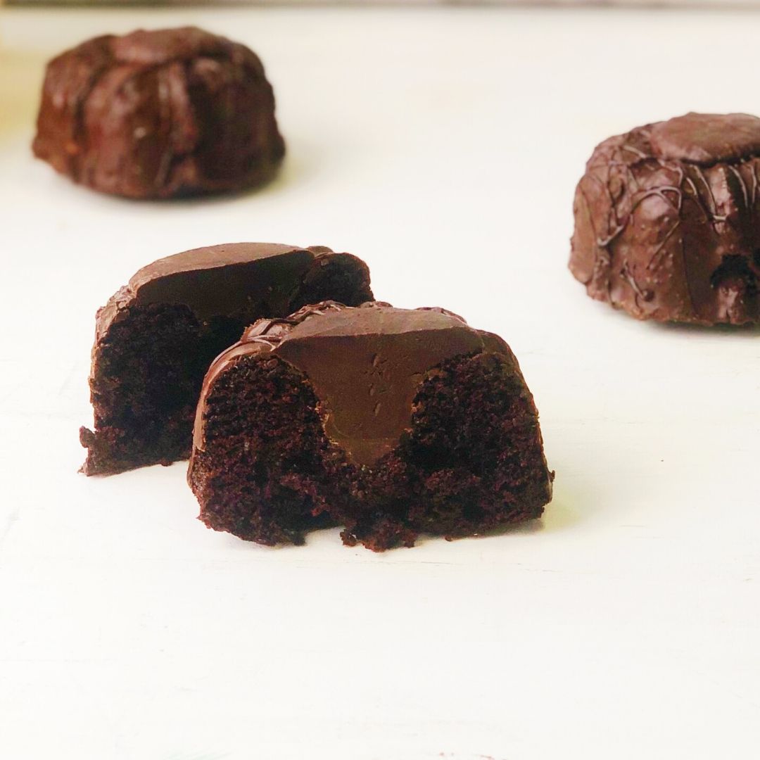 Насыщенный шоколадный бисквит с начинкой из темного трюфельного шоколада, украшен шоколадной глазурью изображение 1