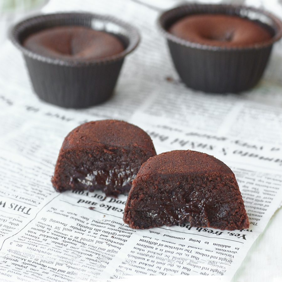 Пирожное из темного шоколада с жидким шоколадом внутри. изображение 1