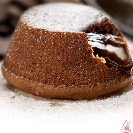Пирожное из темного шоколада «BarryCallebaut» (Южная Америка) с жидким шоколадом внутри. изображение 1