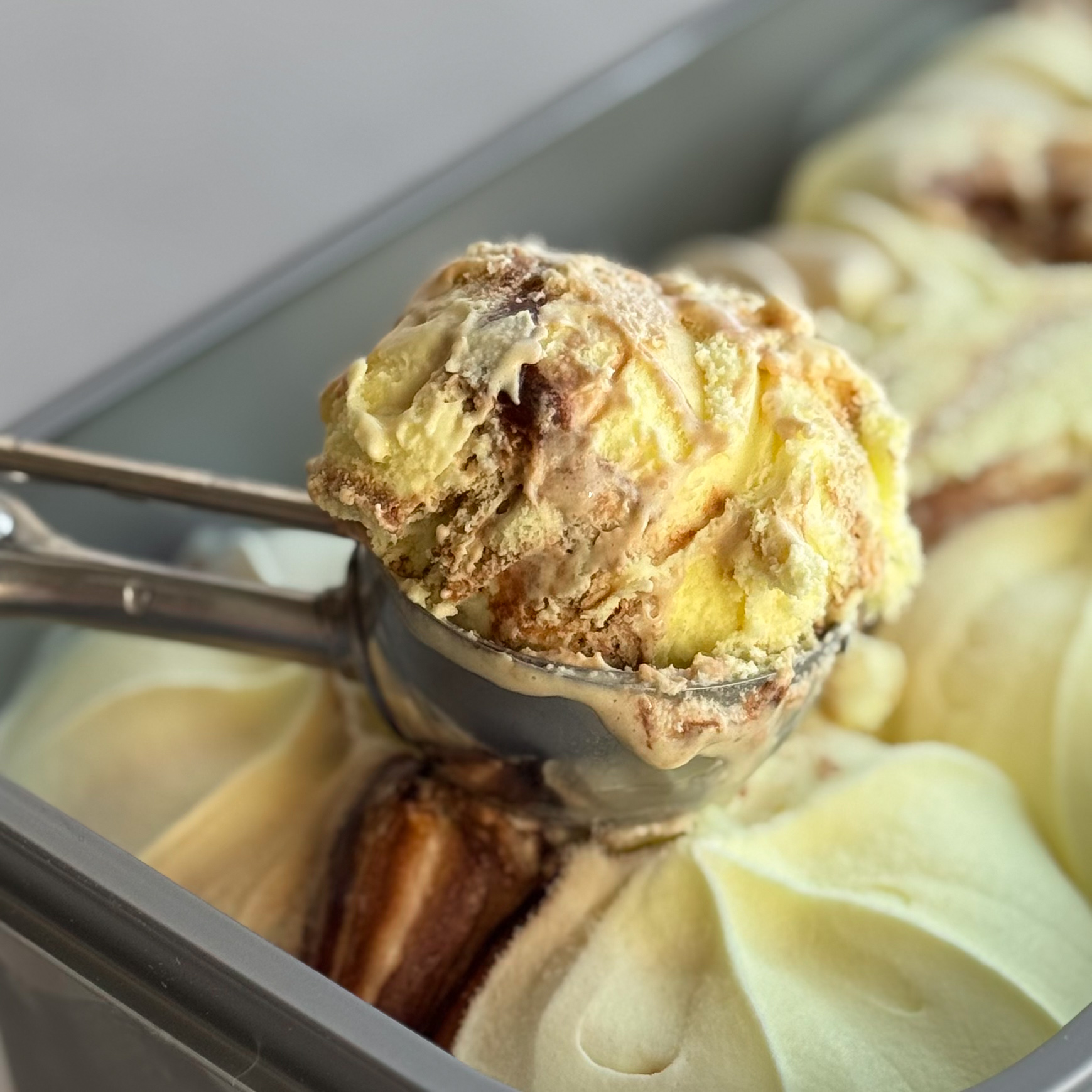 Мороженое, которое сочетает сливочный пломбир с ароматом банана и добавлением шоколада. изображение 1