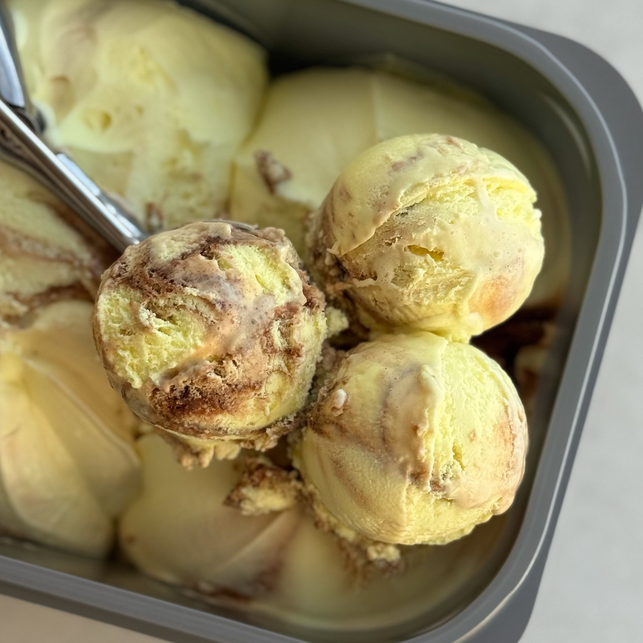 Мороженое, которое сочетает сливочный пломбир с ароматом банана и добавлением шоколада. изображение 2